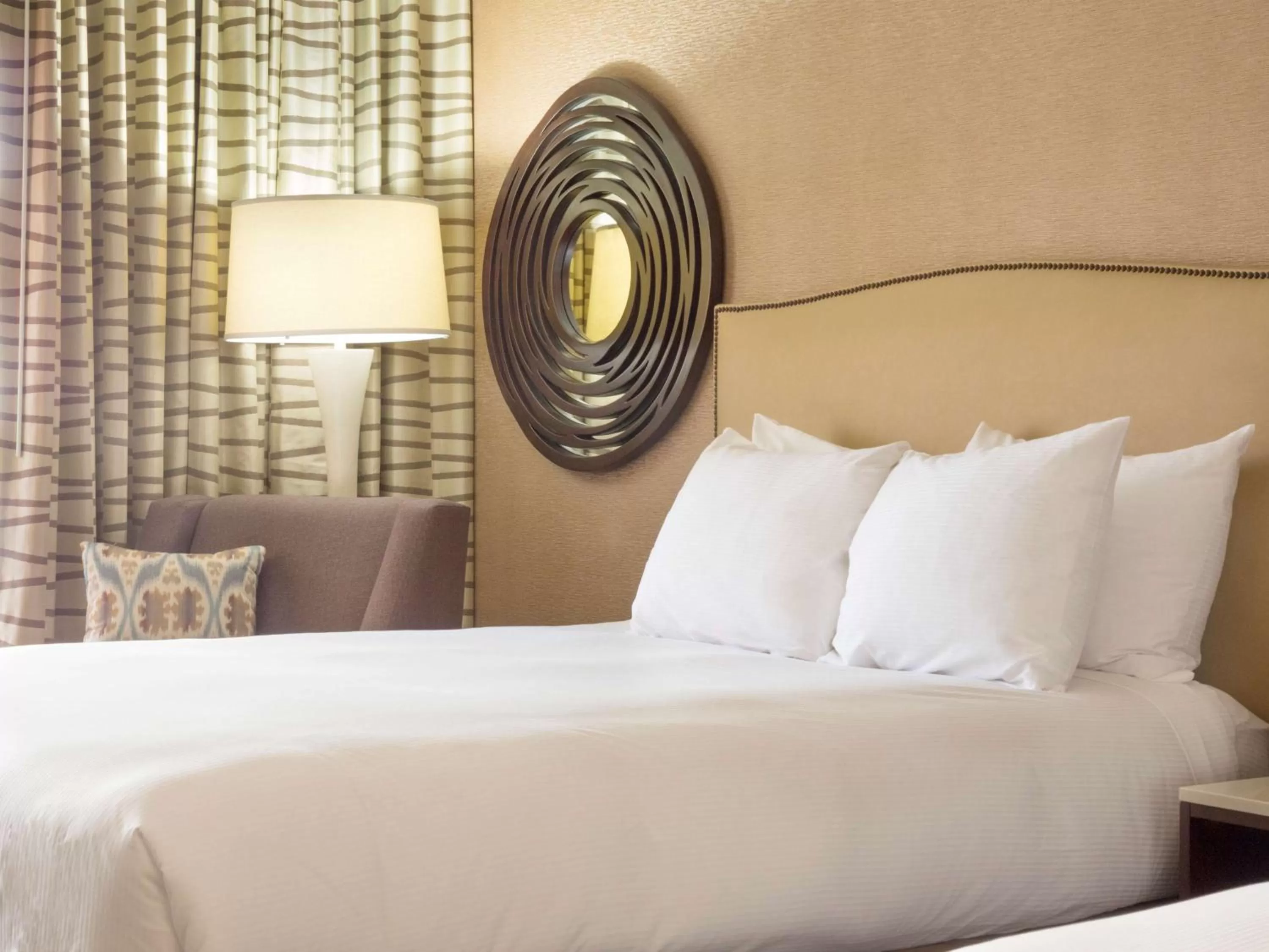 Queen Room with Two Queen Beds with Pool View and Patio in Hilton Phoenix Airport