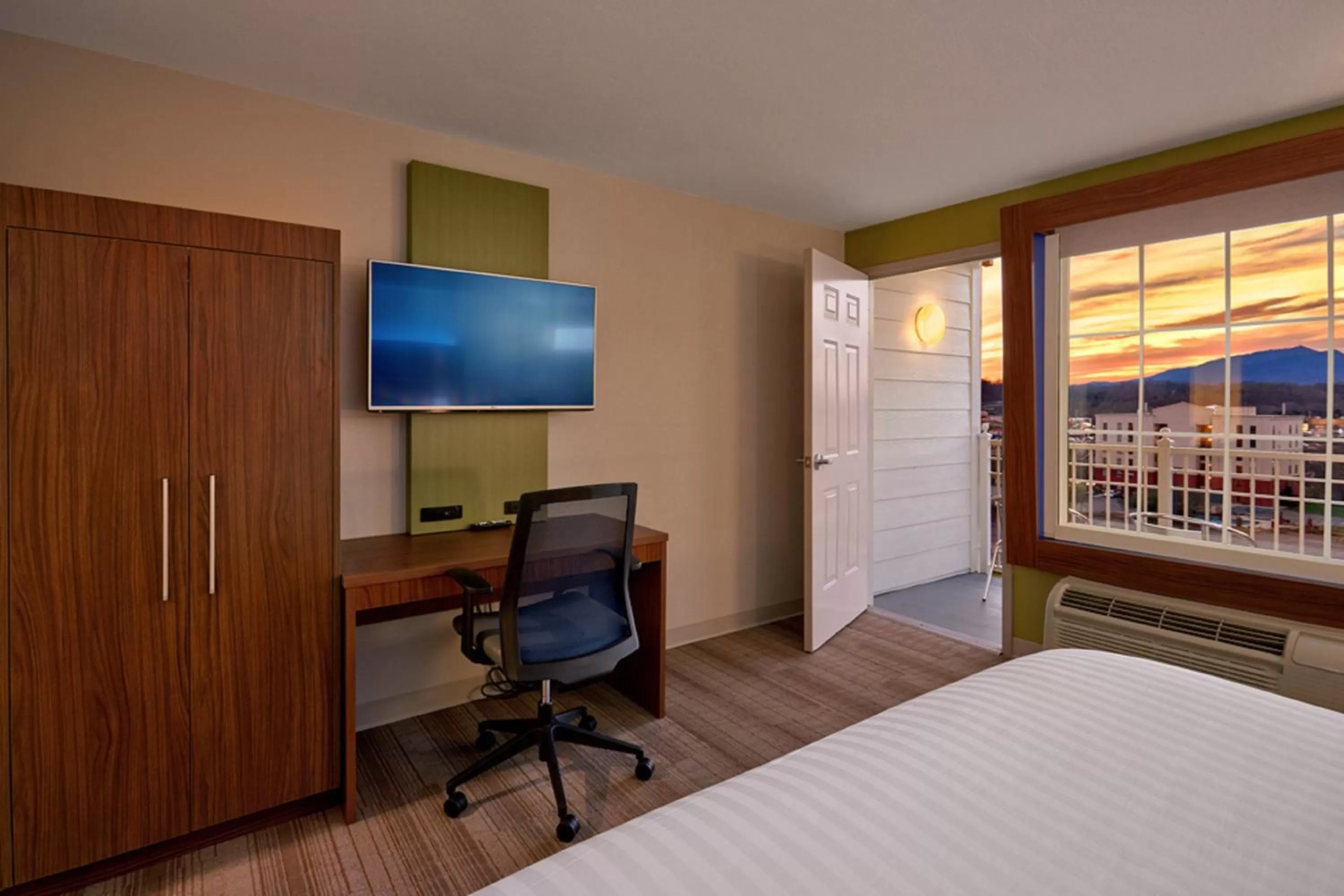 King Suite - Mountain View in Holiday Inn Express Pigeon Forge – Sevierville by IHG