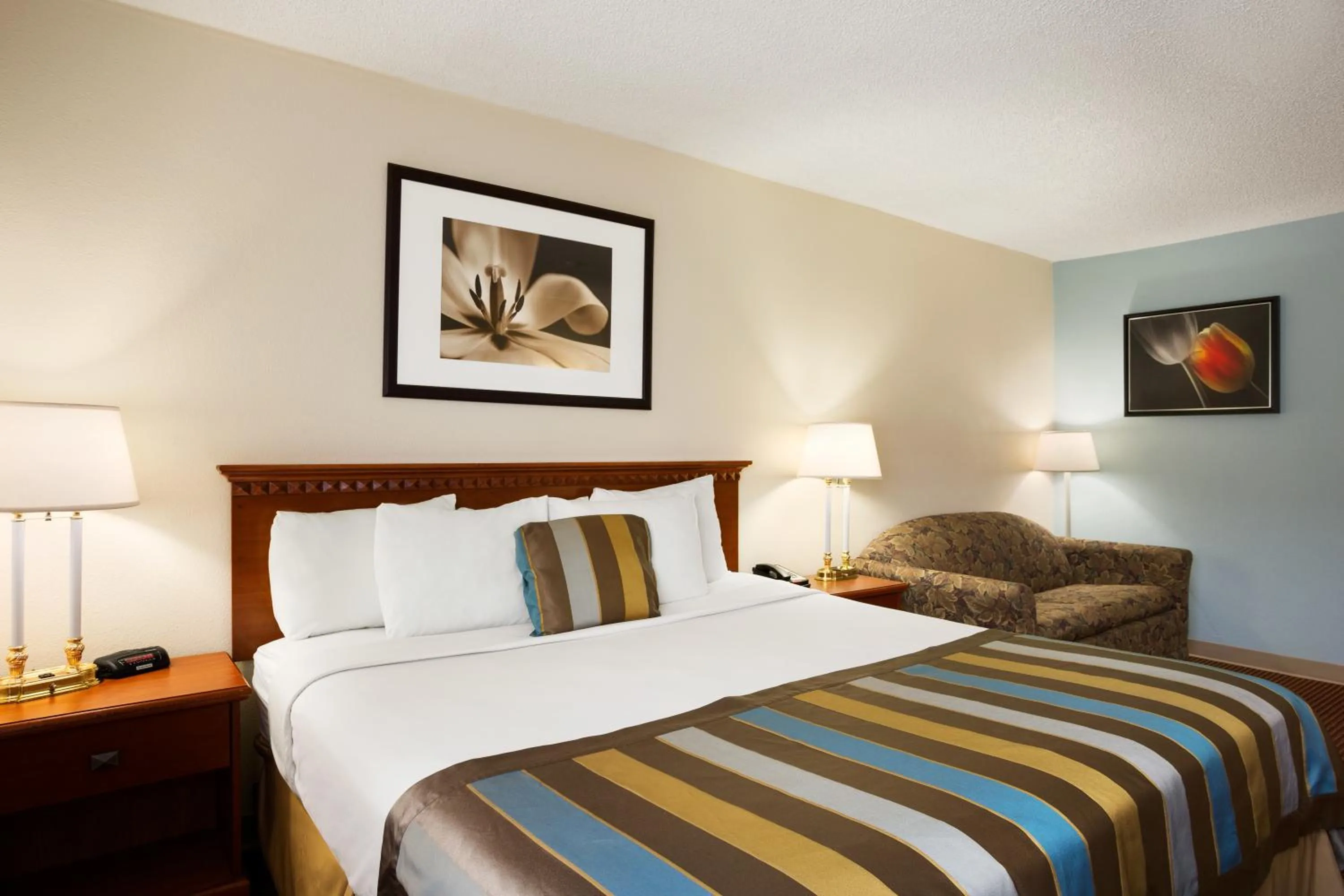 King Room - Disability Access/Non-Smoking in Days Inn by Wyndham Middletown