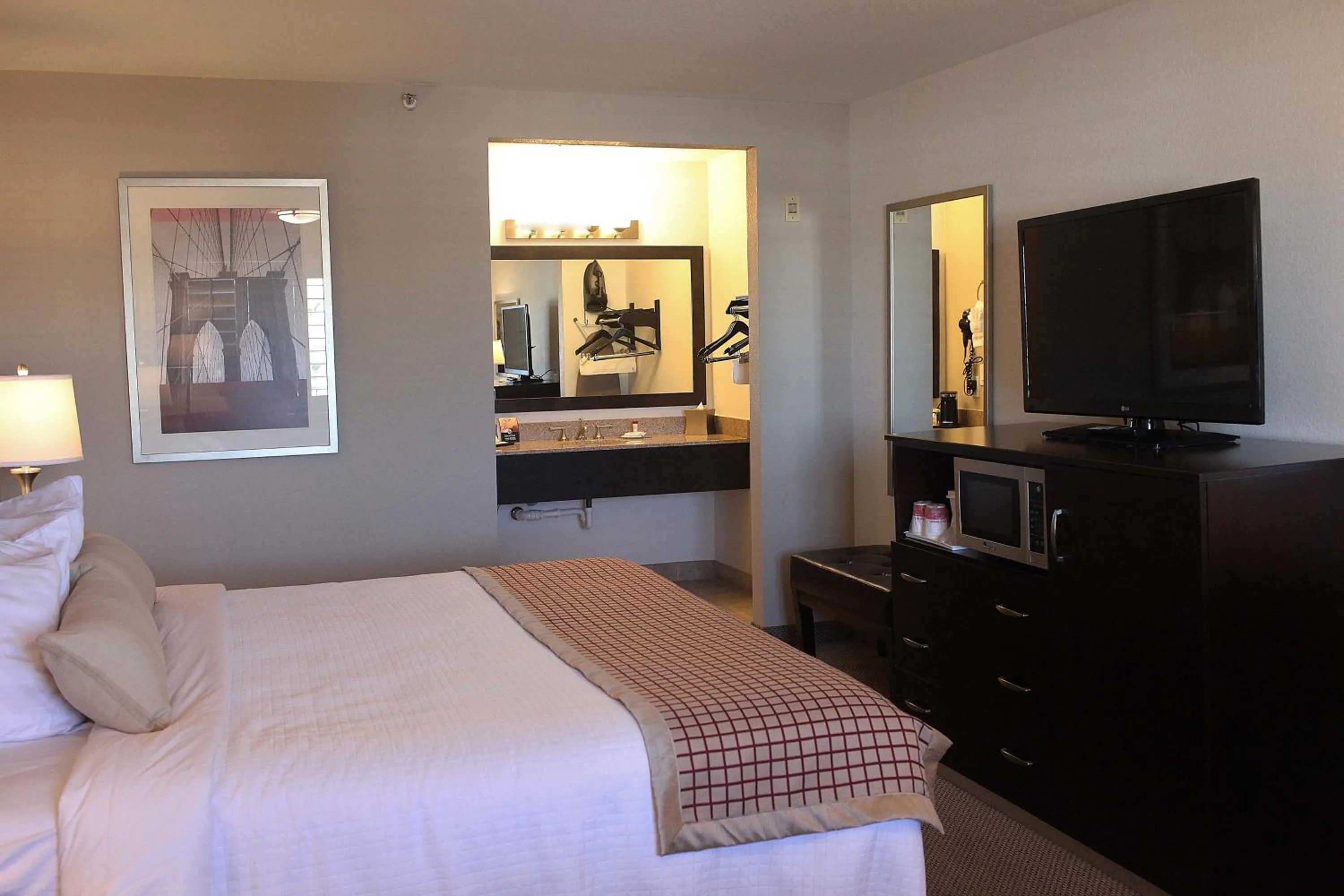 Queen Room - Accessible/Non-Smoking in Infinity Inn & Suites