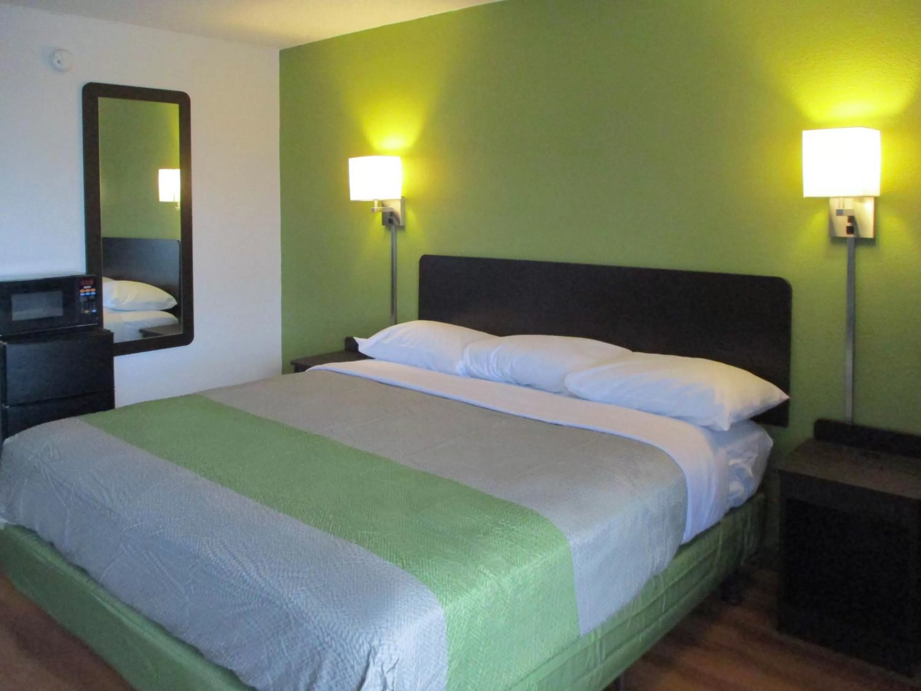 King Room with Roll-in Shower - Disability Access - Non-Smoking in Motel 6-Chilhowie, VA