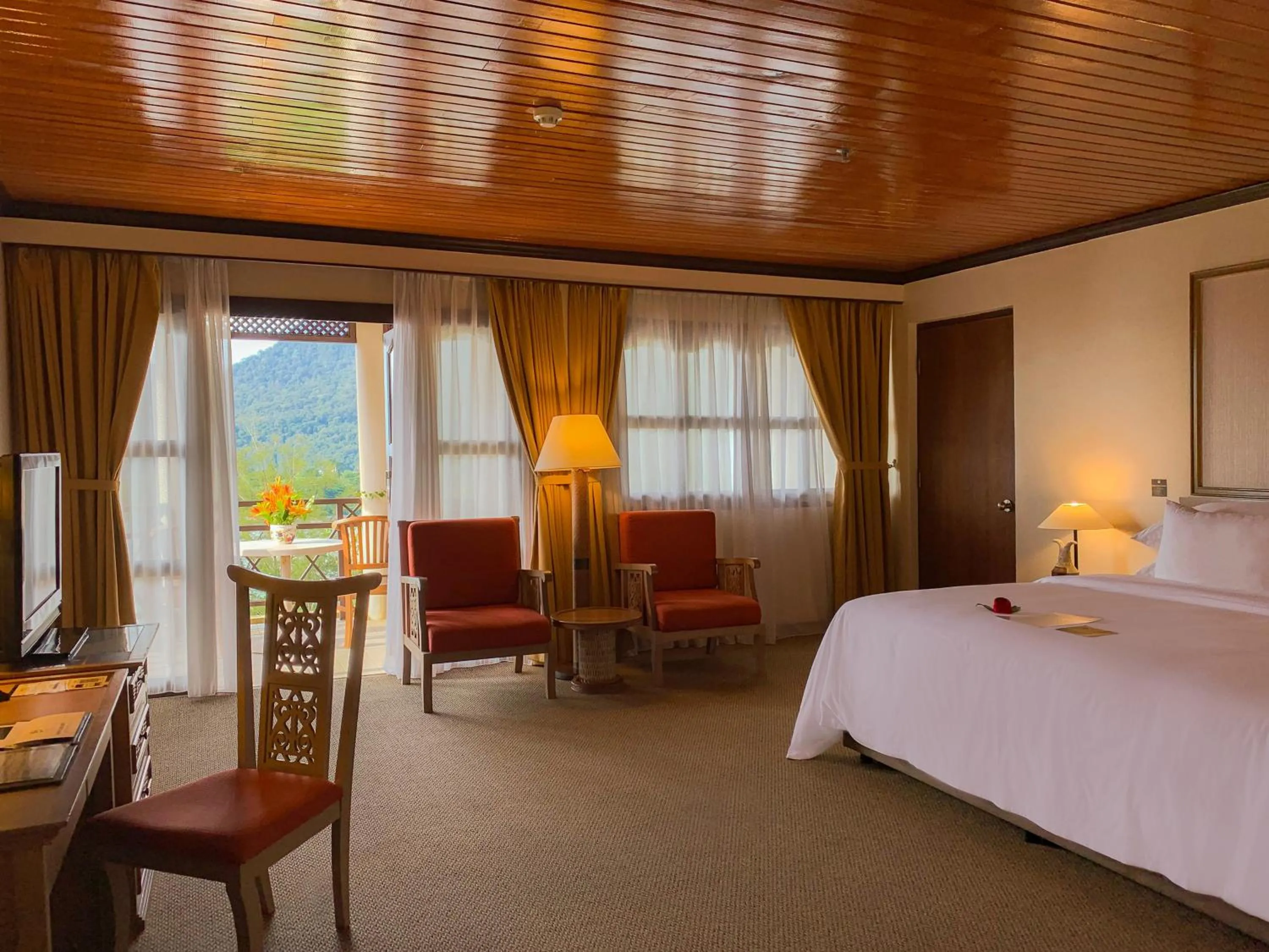 Hilltop Sea View Deluxe One king bed in Damai Beach Resort