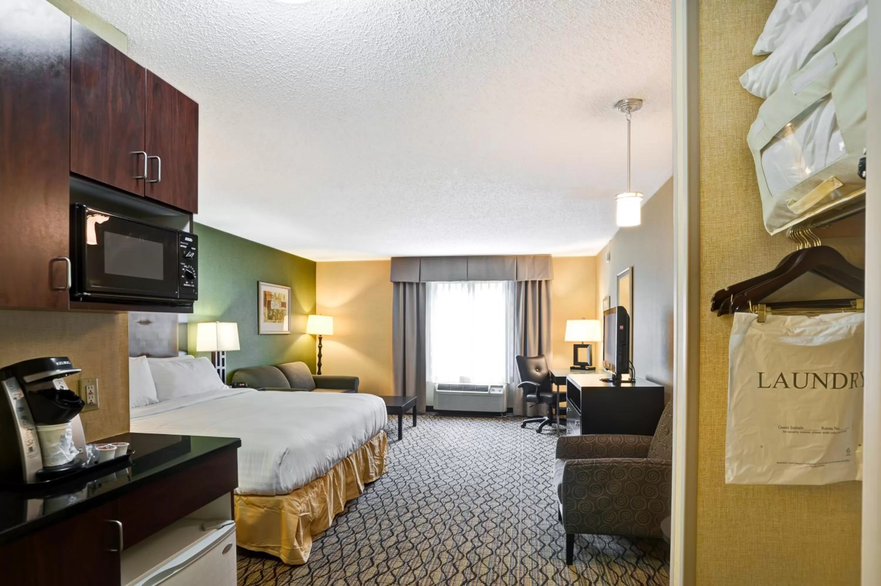 King Suite with Hearing Accessiblity - Non-Smoking in Holiday Inn Express Hotel & Suites Christiansburg, an IHG Hotel