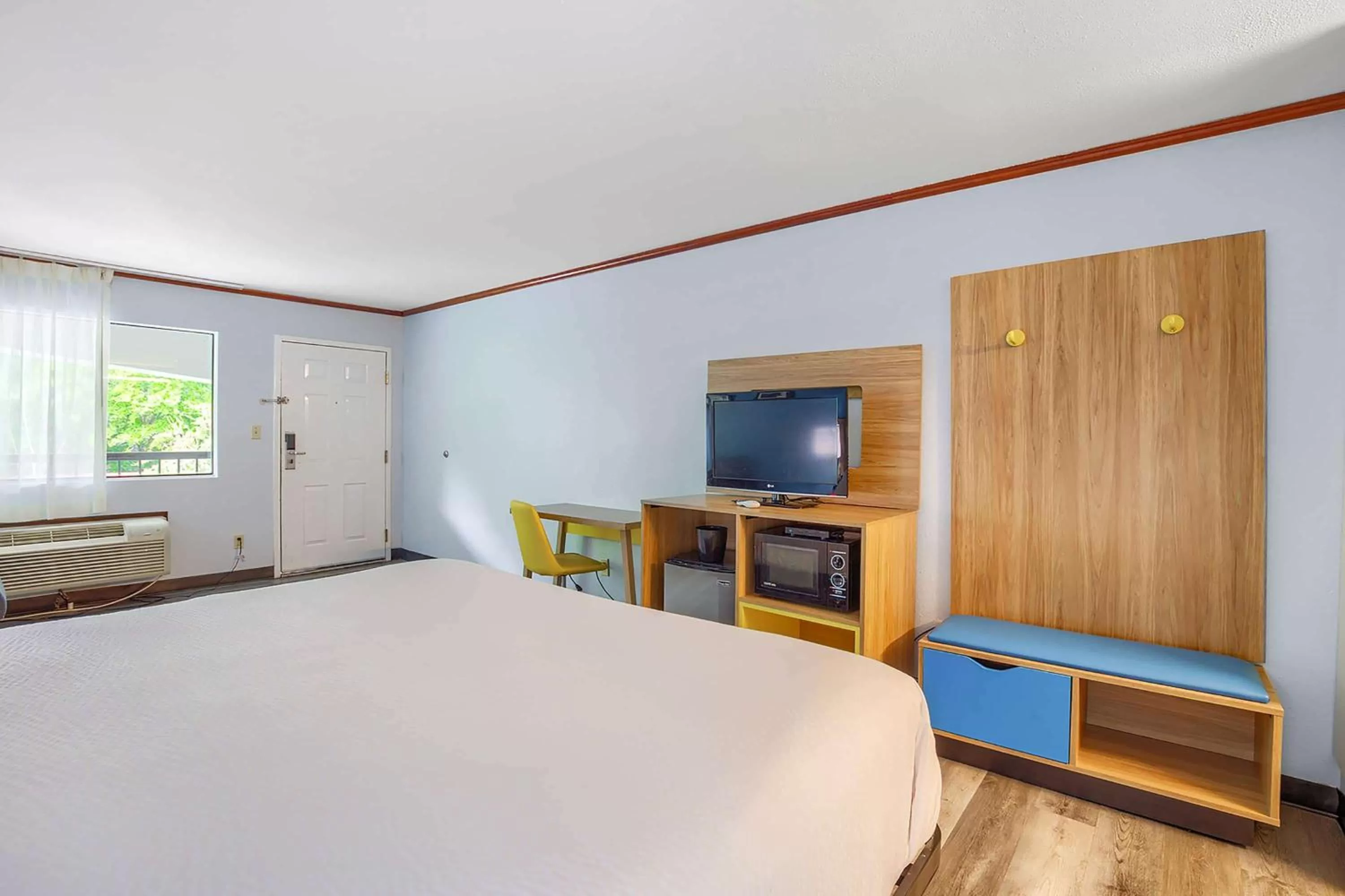 1 King Bed, Mobility Accessible Room, Bathtub w/ Grab Bars, Non-Smoking in Days Inn by Wyndham Foley