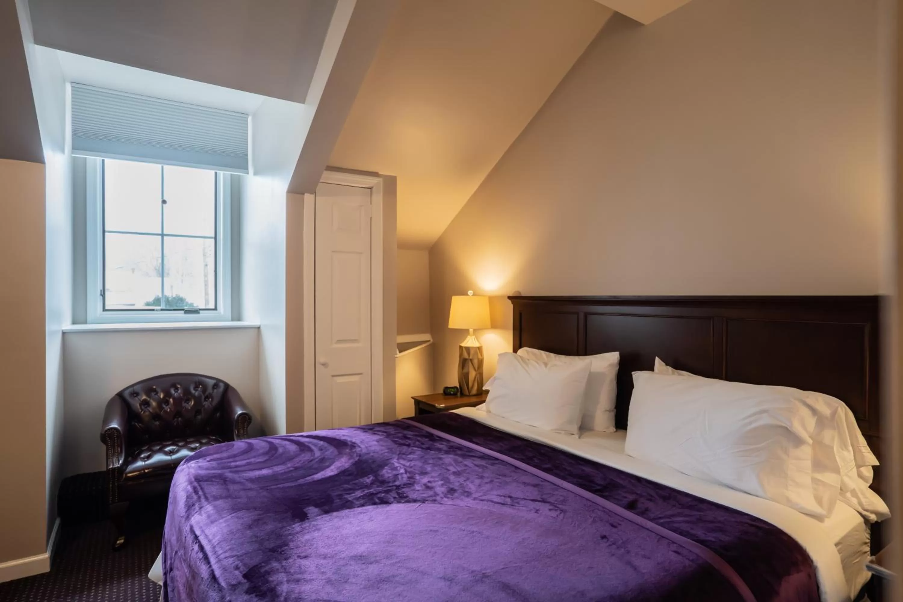 Deluxe King Room in Amsterdam Castle NY