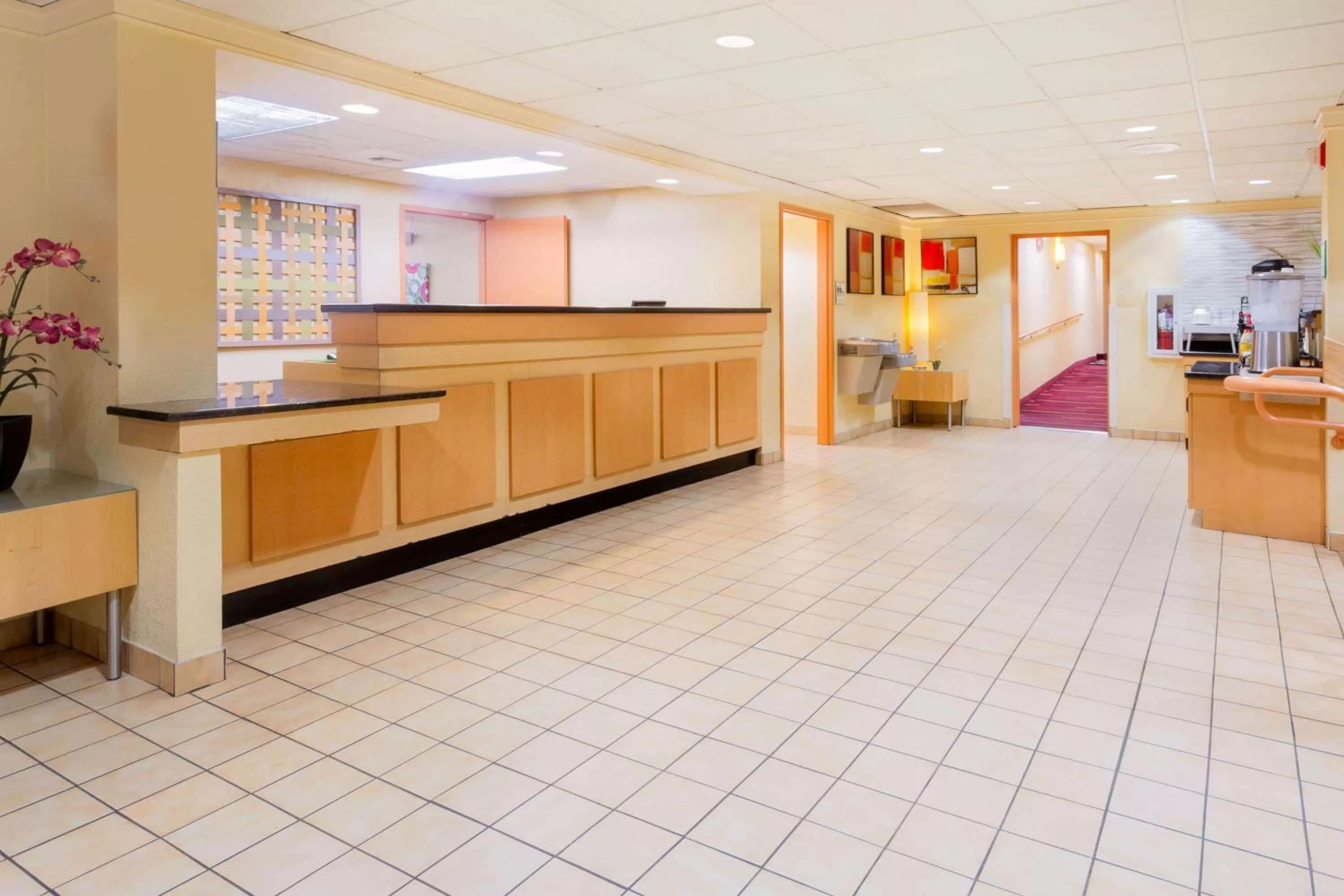 CLT Airport Inn & Suites