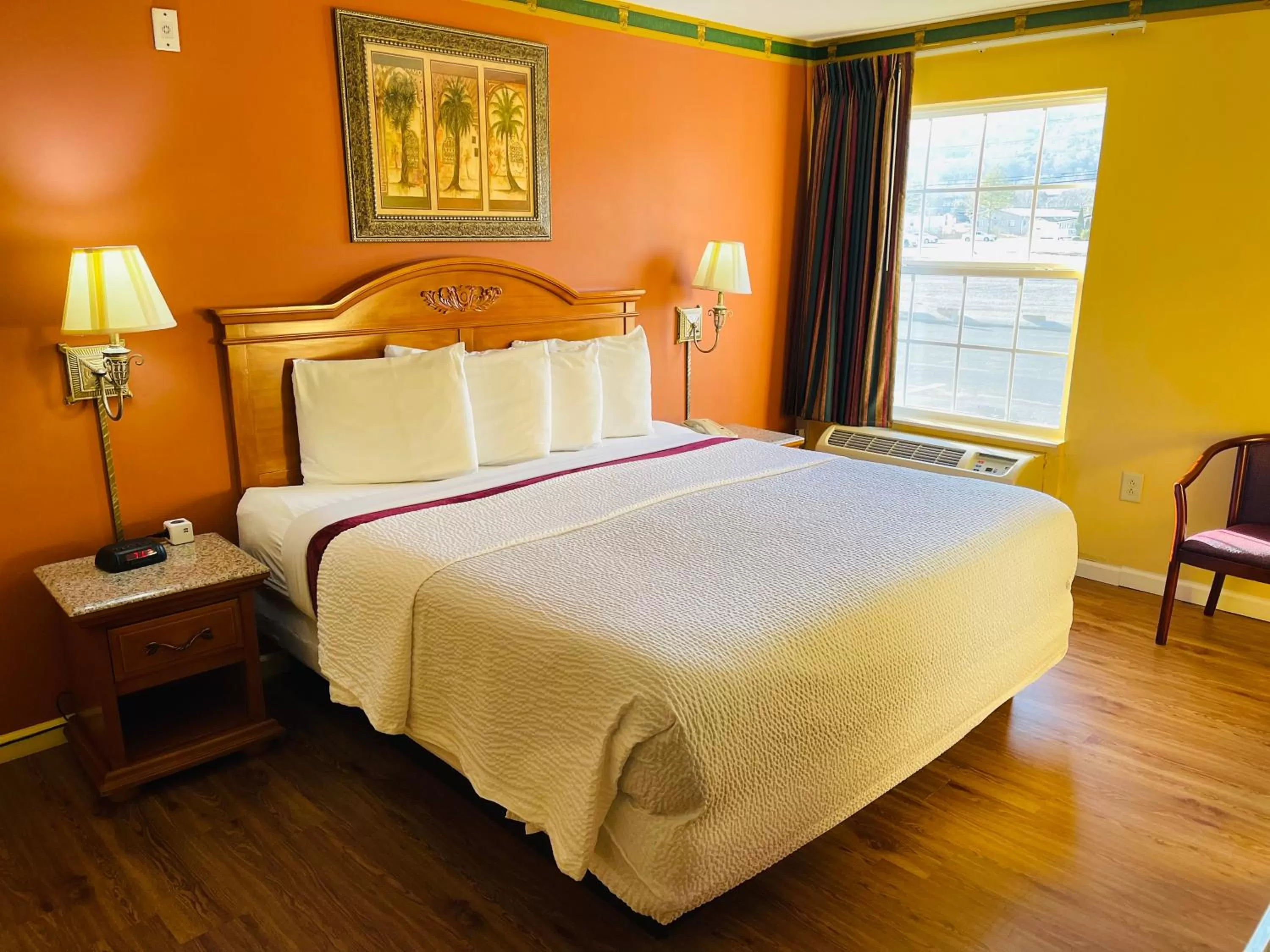 King Suite in Mountain inn & suites - Dunlap TN