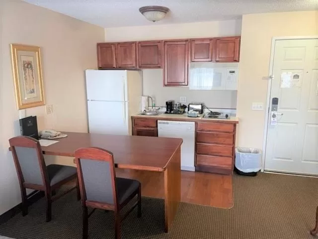 One-Bedroom Queen Suite with Sofa Bed in River Hills Hotel- Mankato