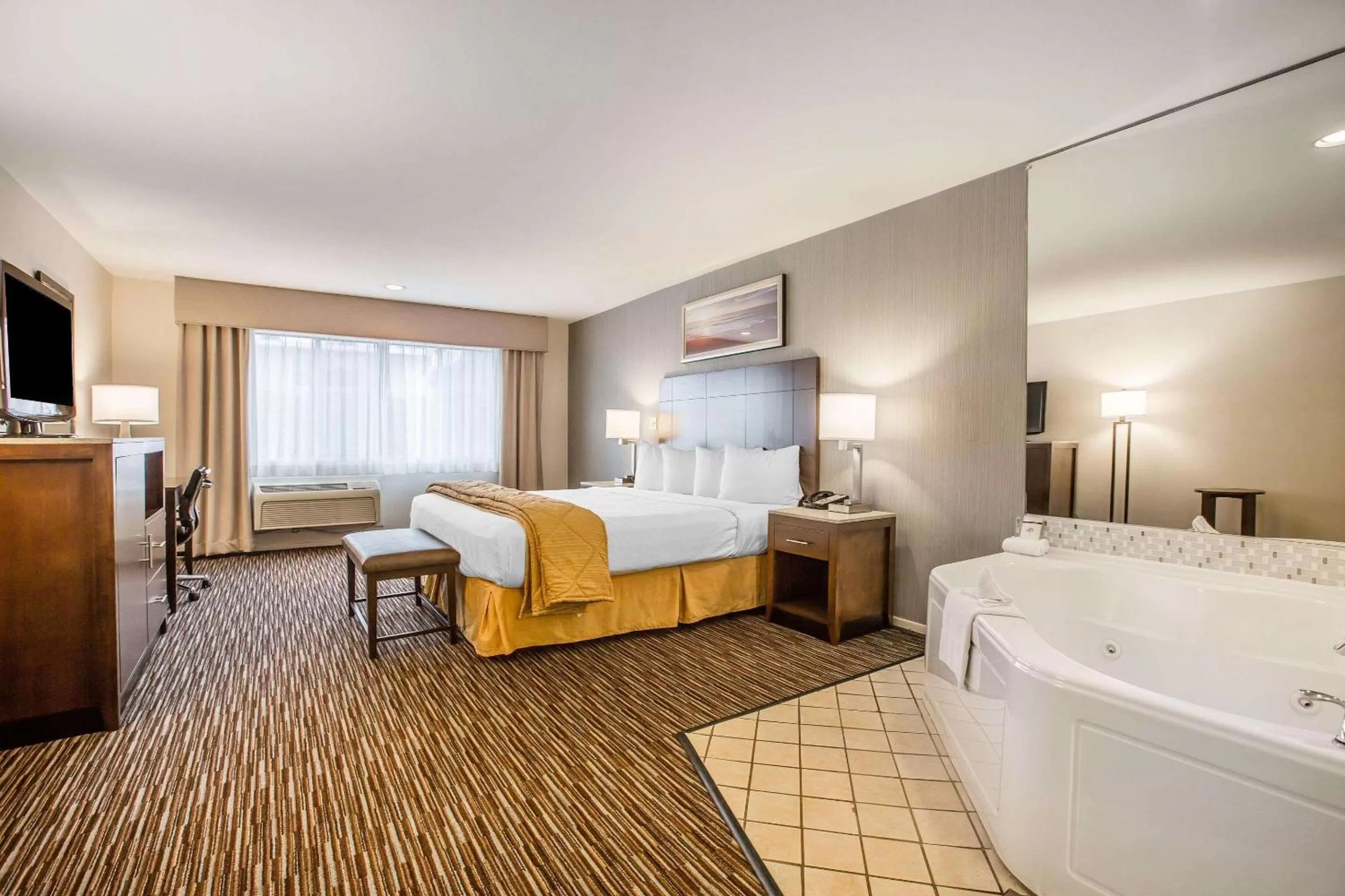 King Suite with Spa Bath - Non-Smoking in Quality Inn & Suites Hermosa Beach