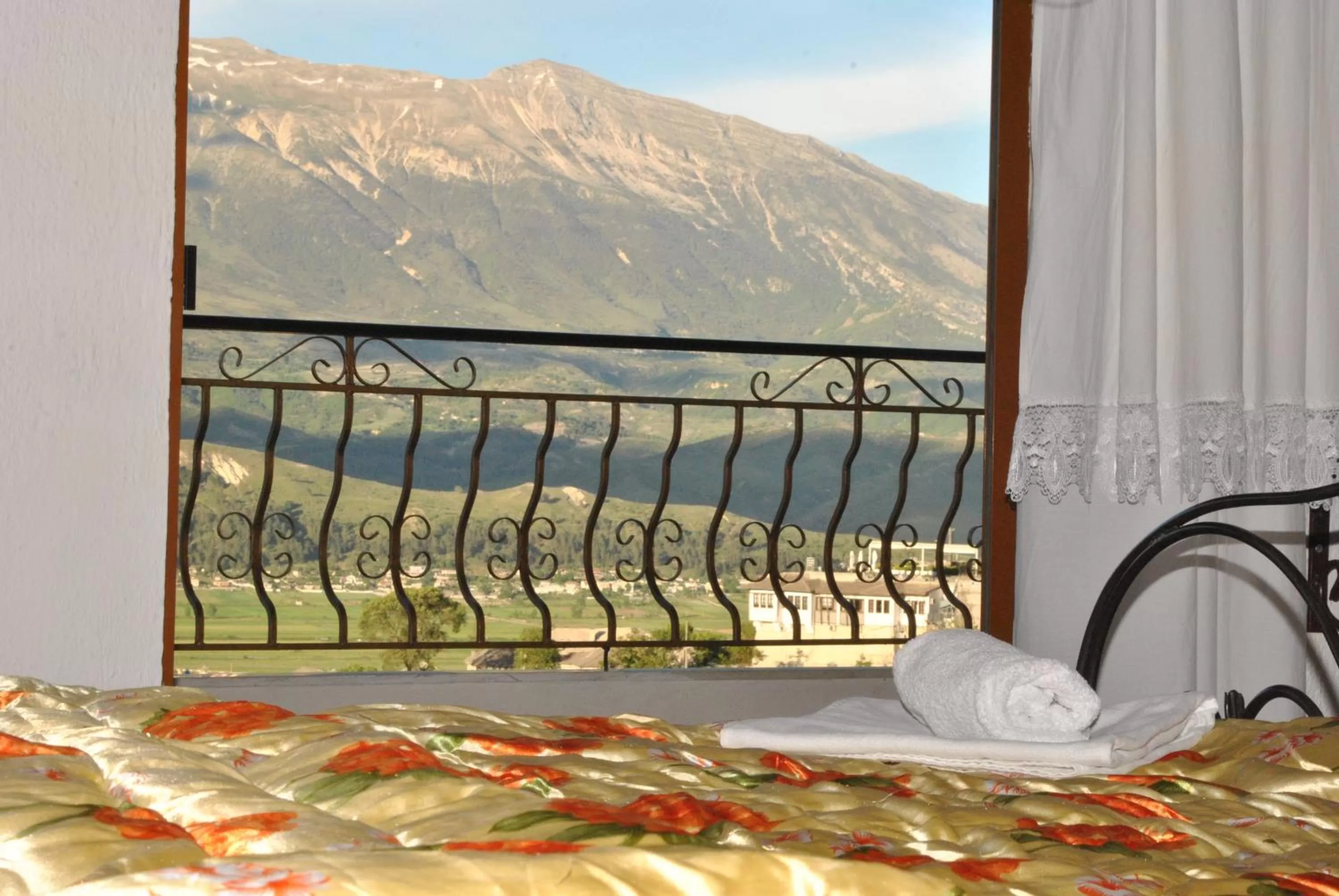 Deluxe Double Room (2 Adults + 1 Child) in Guesthouse Mele