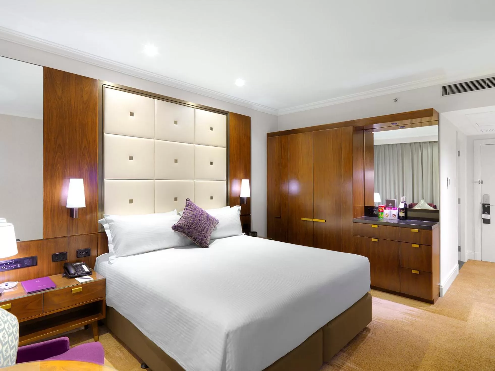 Deluxe King Room with Club Lounge Access - single occupancy in Amora Hotel Jamison Sydney