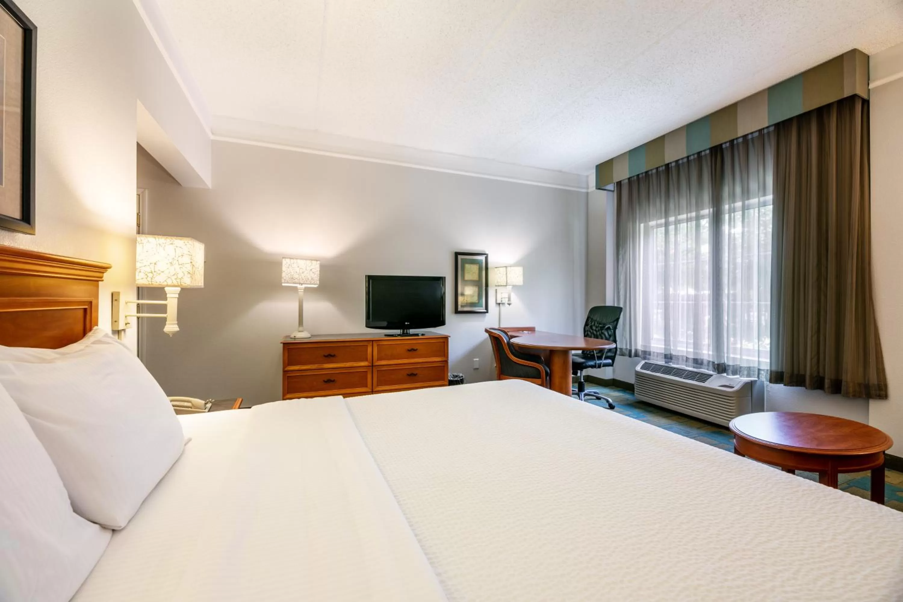La Quinta Inn & Suites by Wyndham Houston Bush IAH South