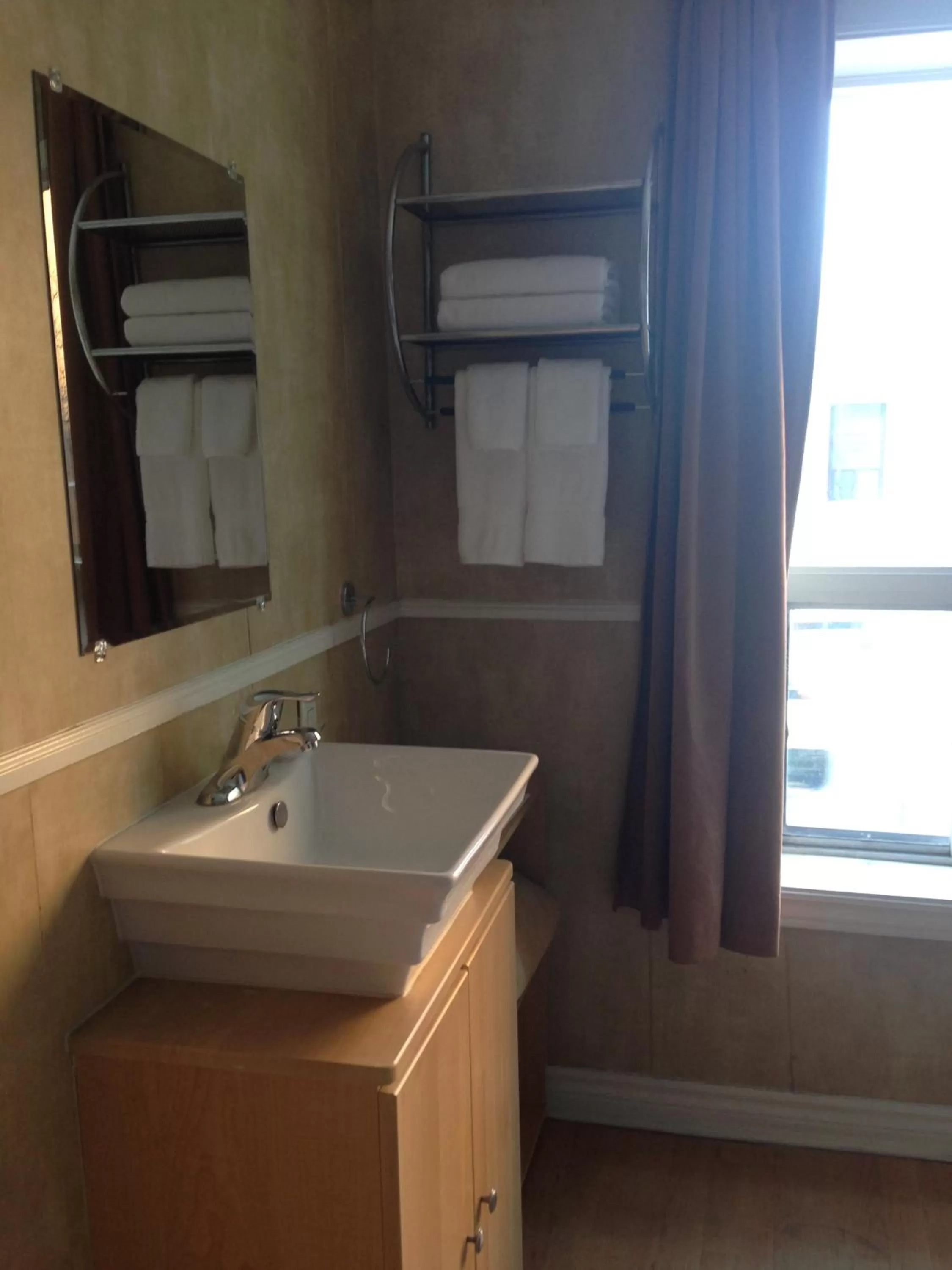 Basic Room with Double Bed and Shared Bathroom in The Rex Hotel Jazz & Blues Bar