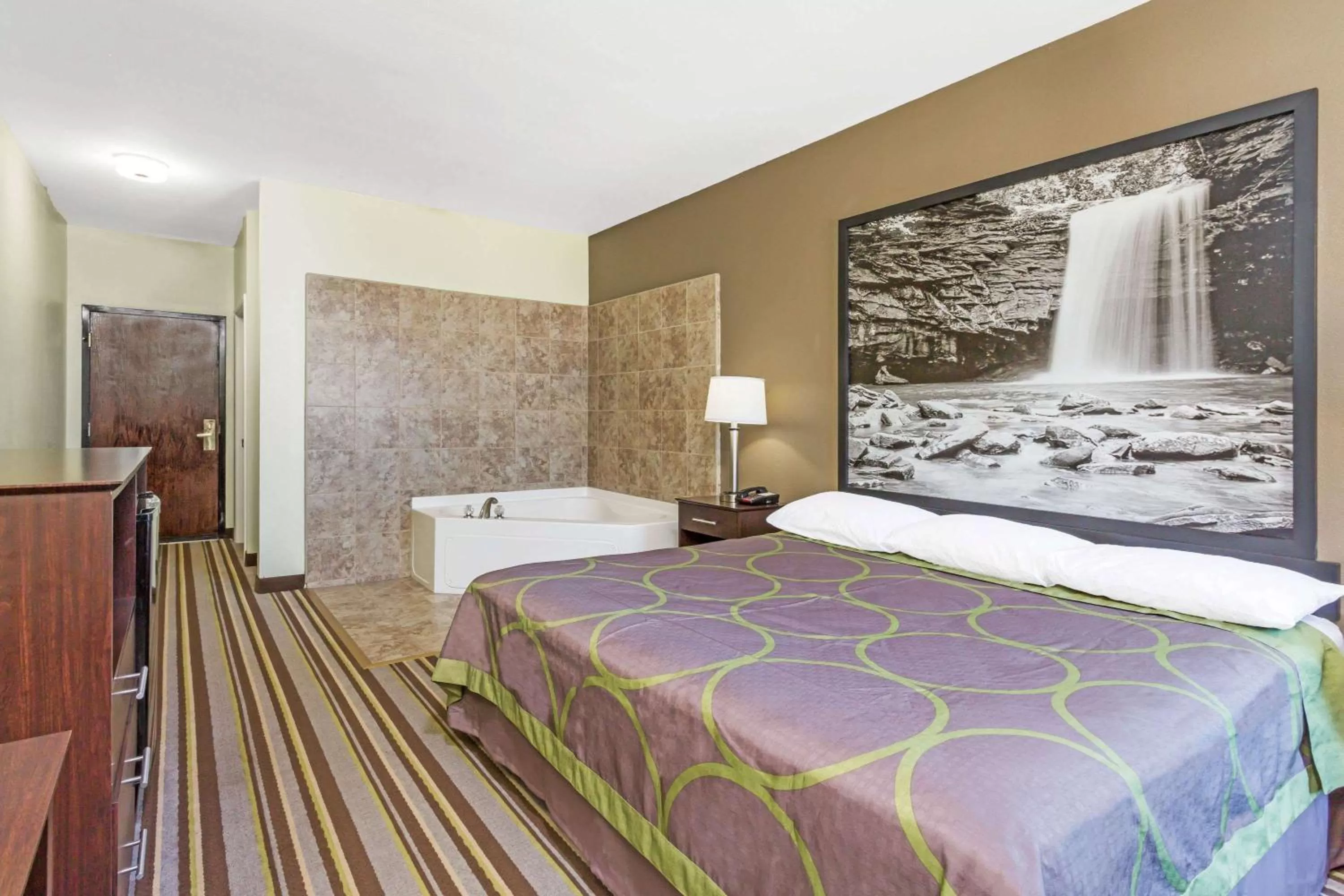 King Suite - Non-Smoking in Super 8 by Wyndham Hull Street Midlothian Richmond Area