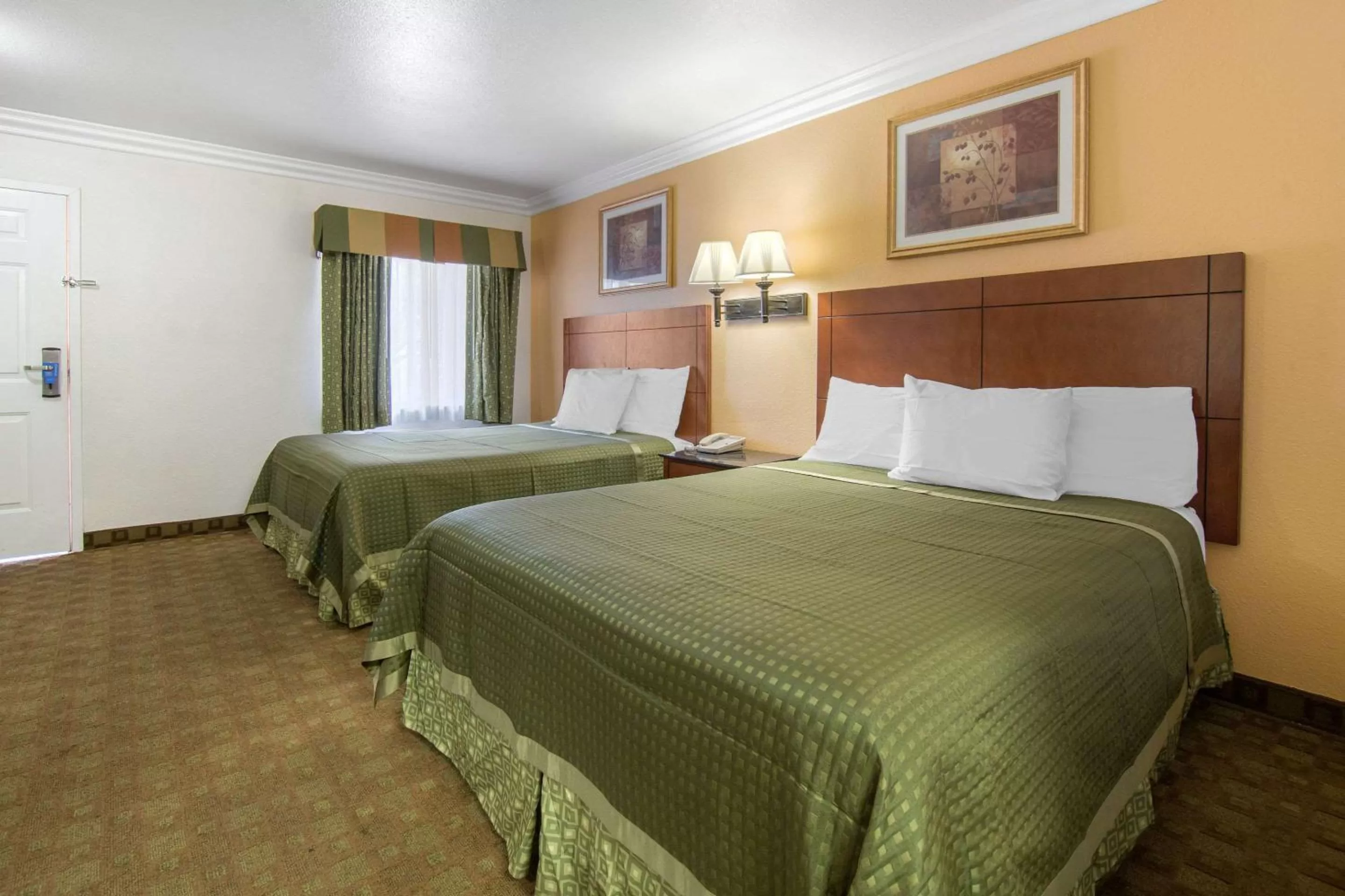 Queen Room with Two Queen Beds - Non-Smoking in Rodeway Inn Adelanto US 395