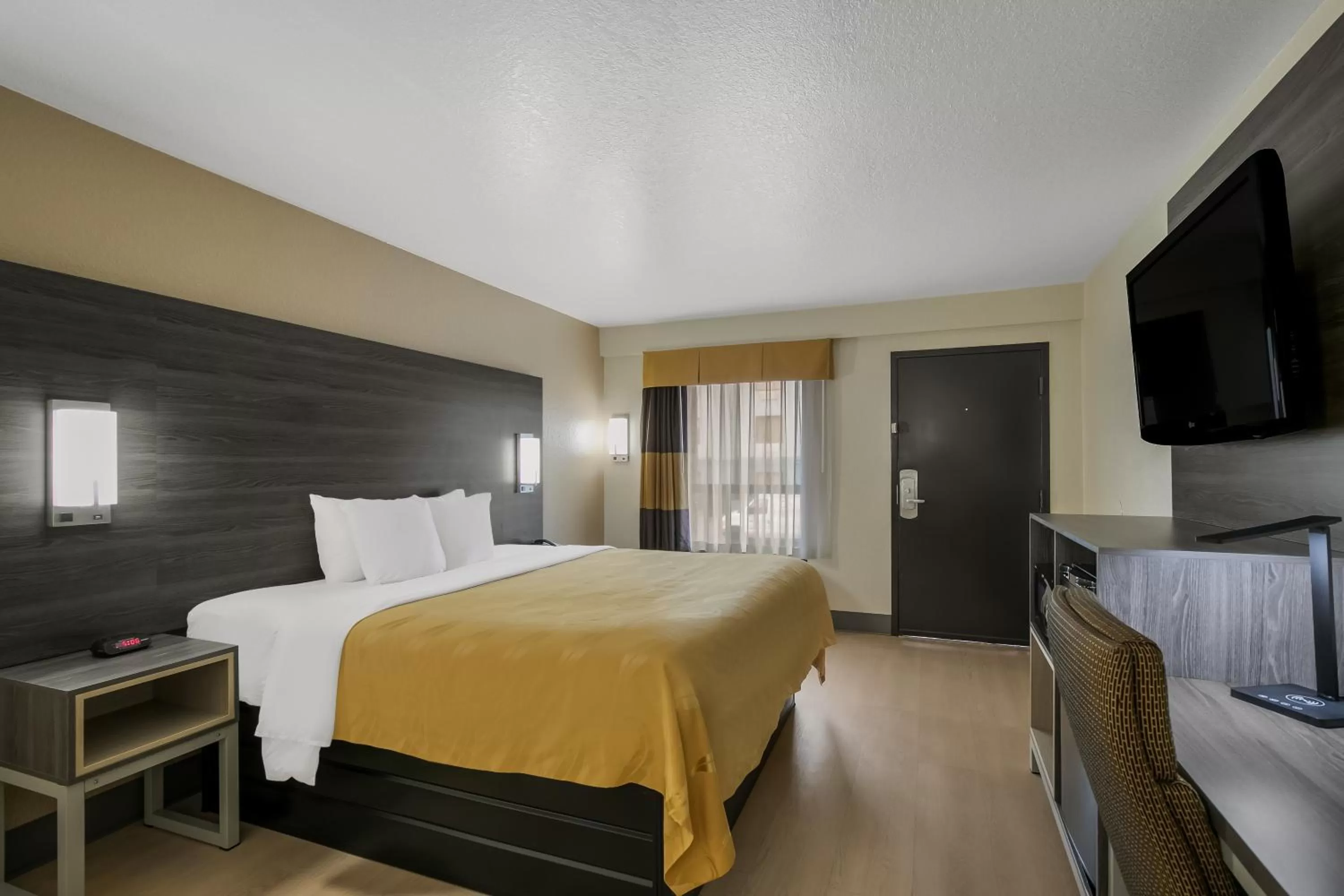 Bedroom, Bed in Quality Inn Commerce at I-85