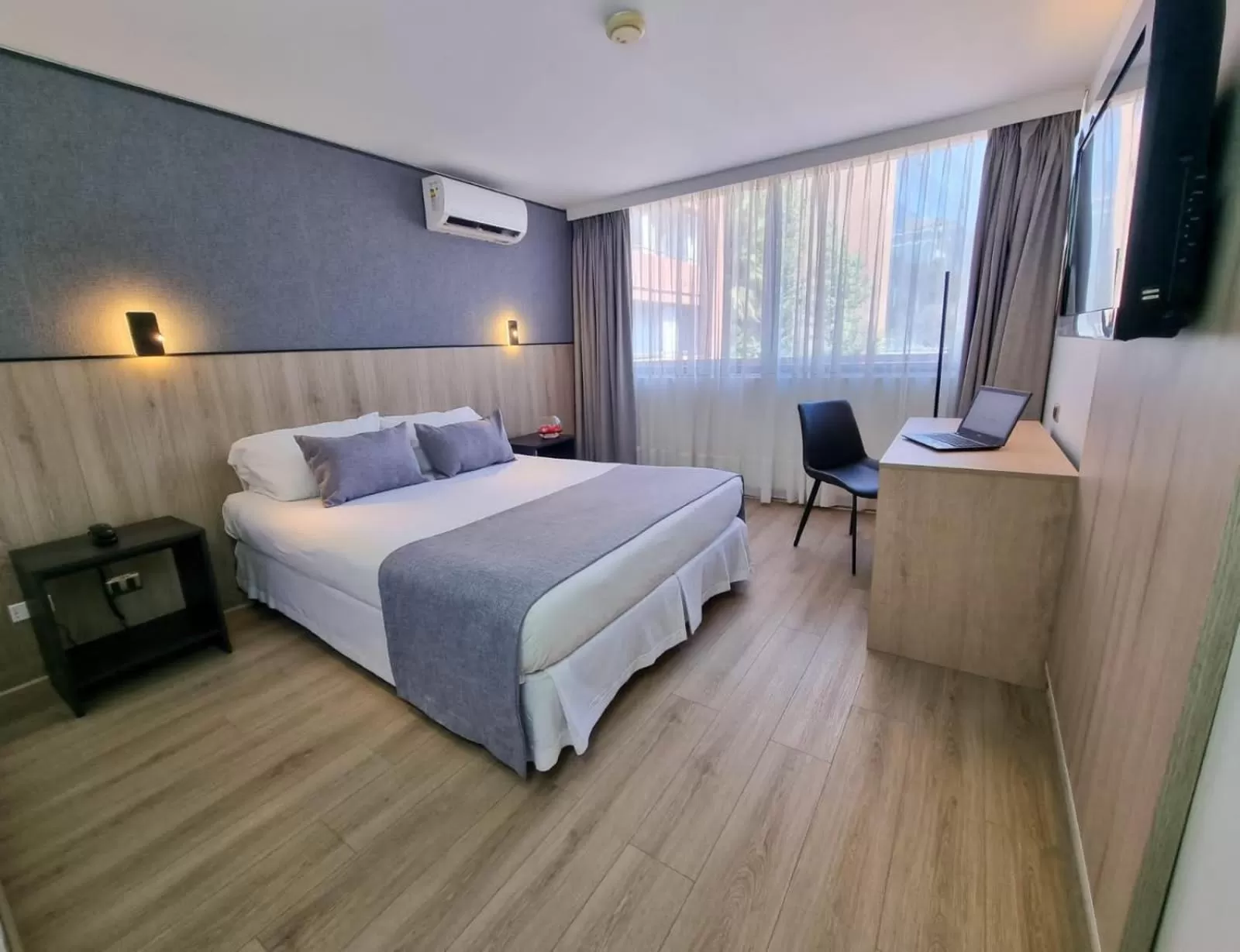 Photo of the whole room, Bed in Casa Spark Santiago