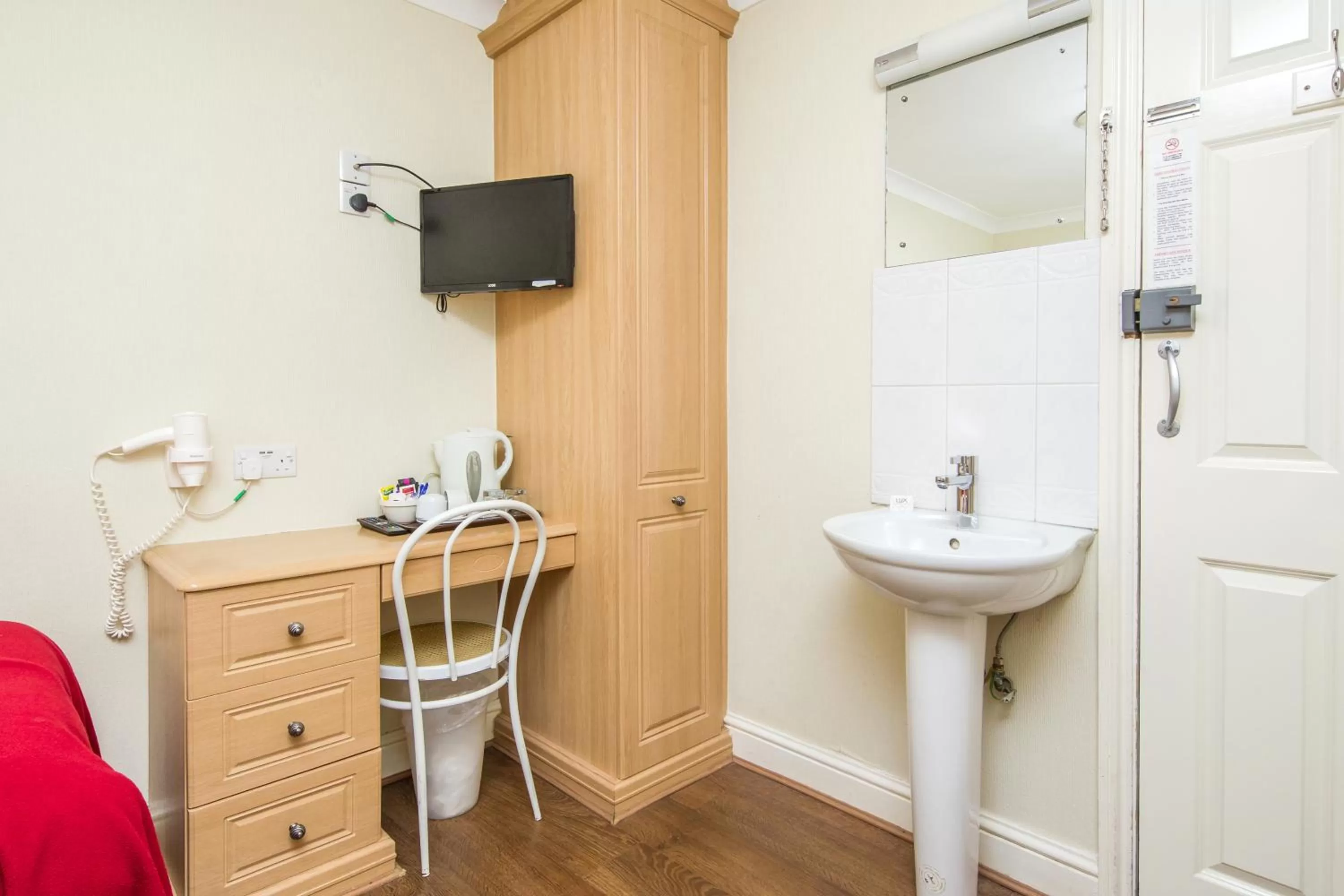 Twin Room with Shared Bathroom in Fairway Hotel