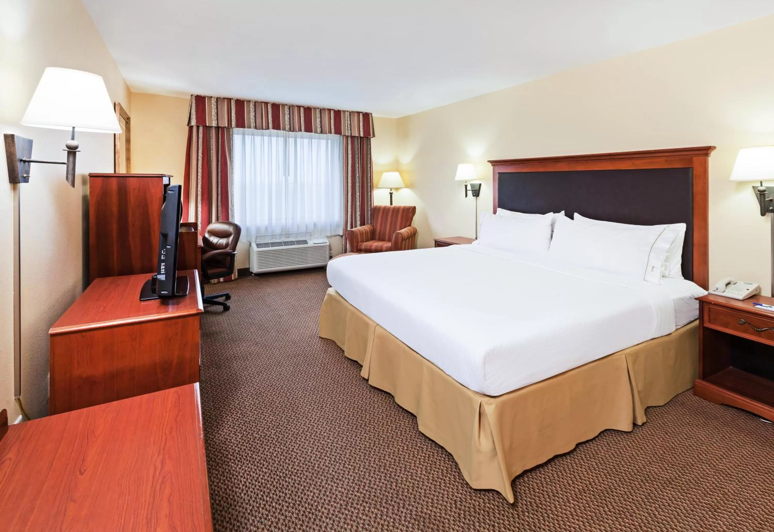 Standard King Room in Holiday Inn Express & Suites - Laredo-Event Center Area, an IHG Hotel