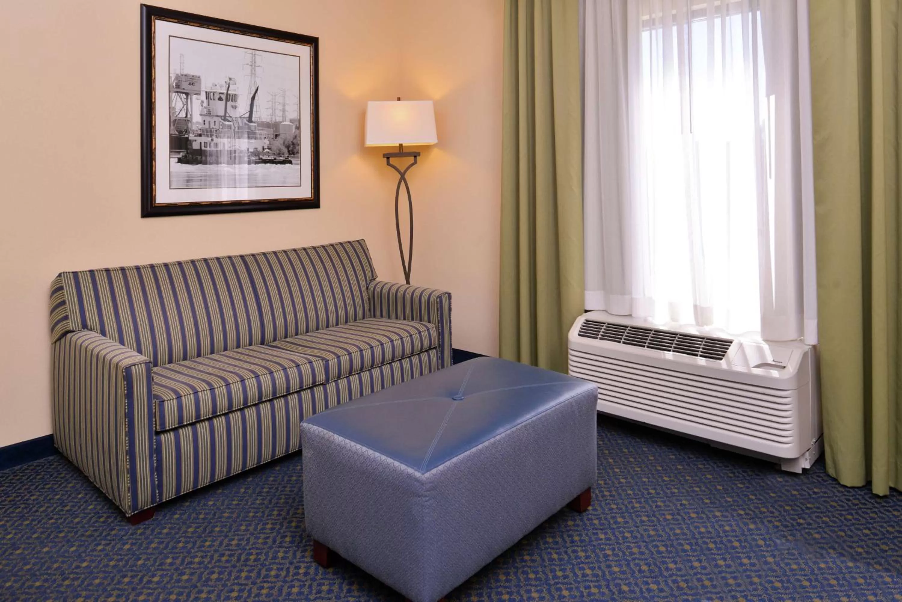 King Room with Sofa Bed and Study - Non-Smoking in Hampton Inn Jackson-College Avenue