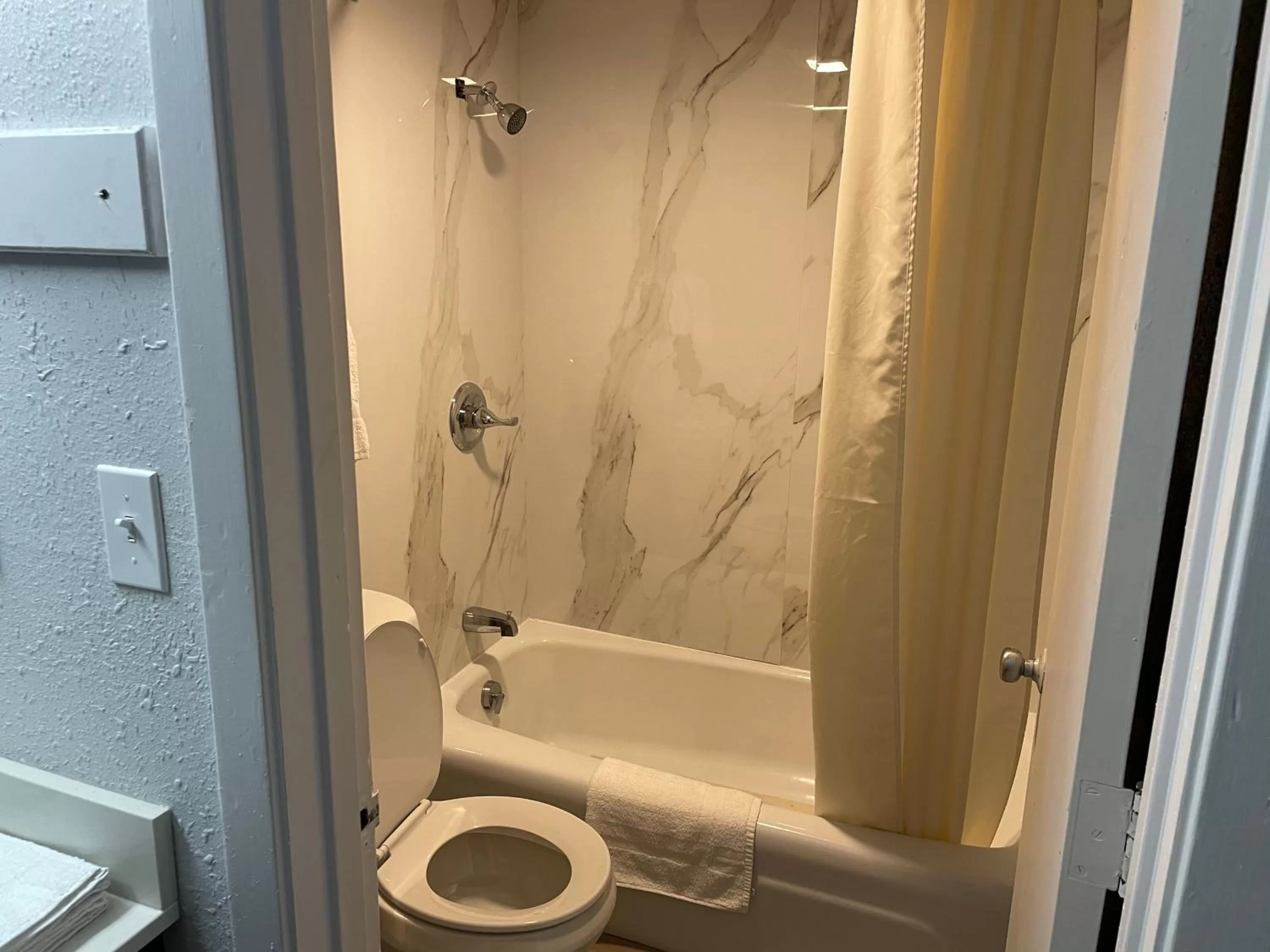 Quadruple Room - Non-Smoking in Studio 6 Vicksburg, MS- Downtown