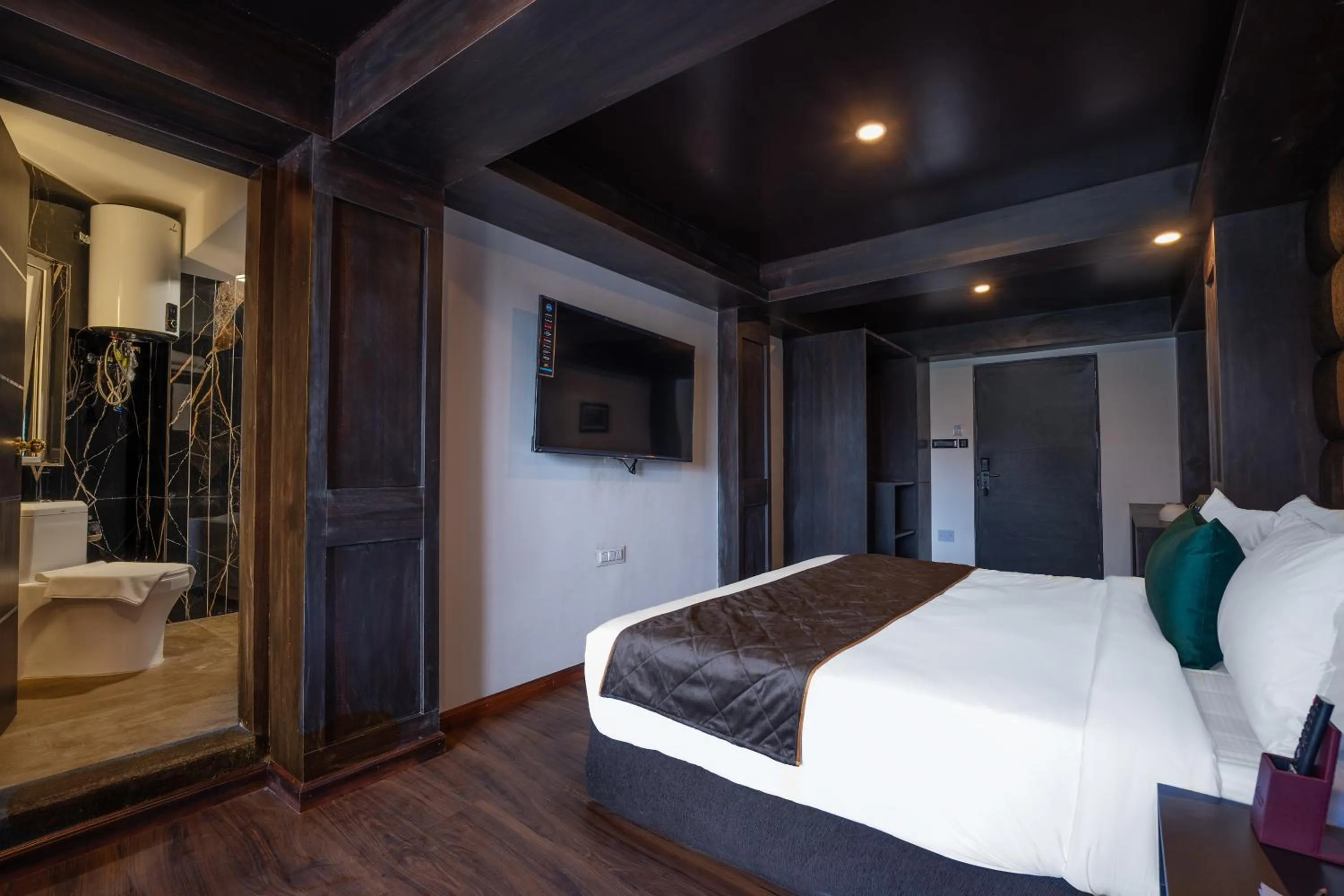 Premium View Room with Balcony &amp; Bathtub  in The West Gate Posada By Summit