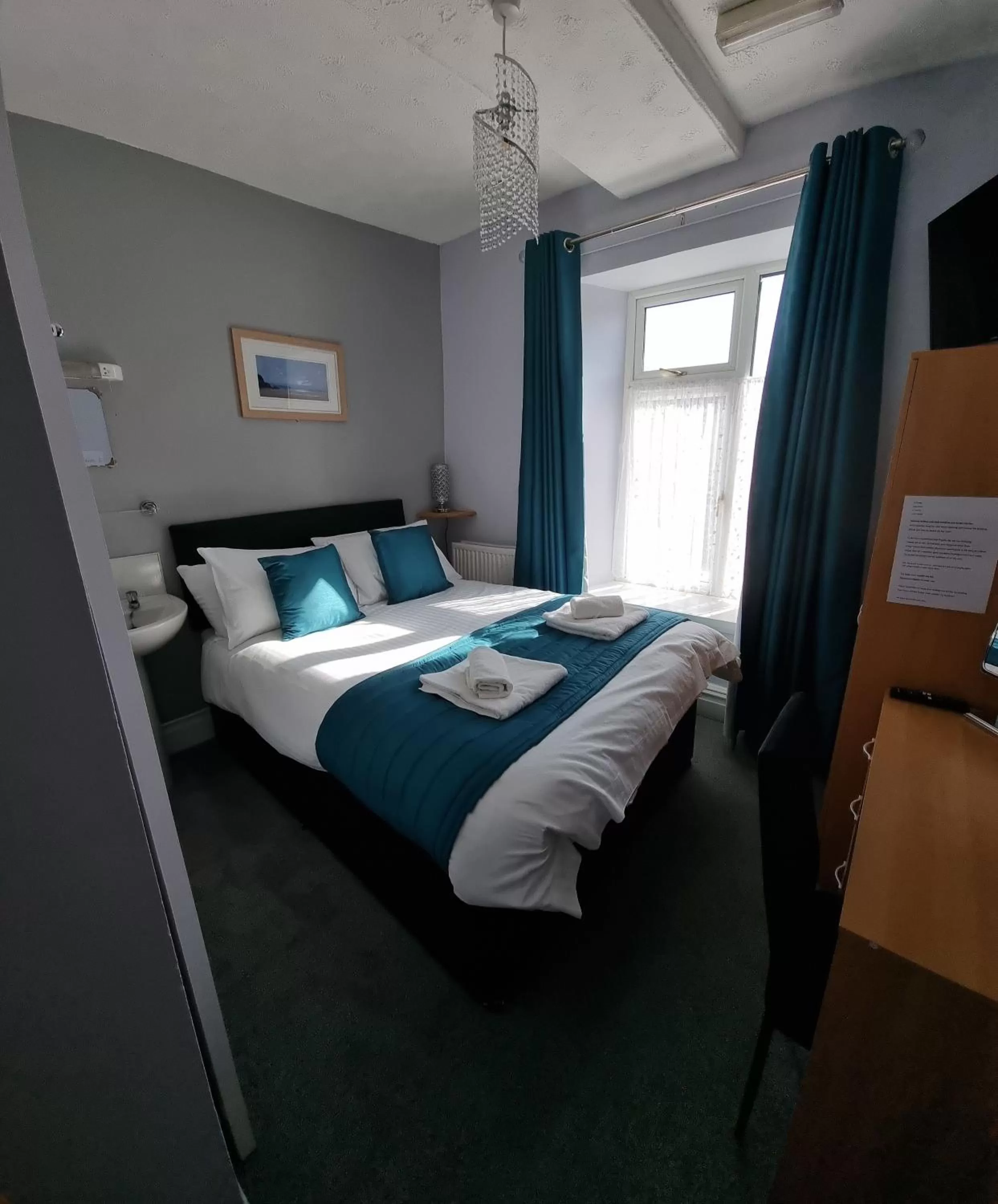 Single Room with Bathroom in City Inn