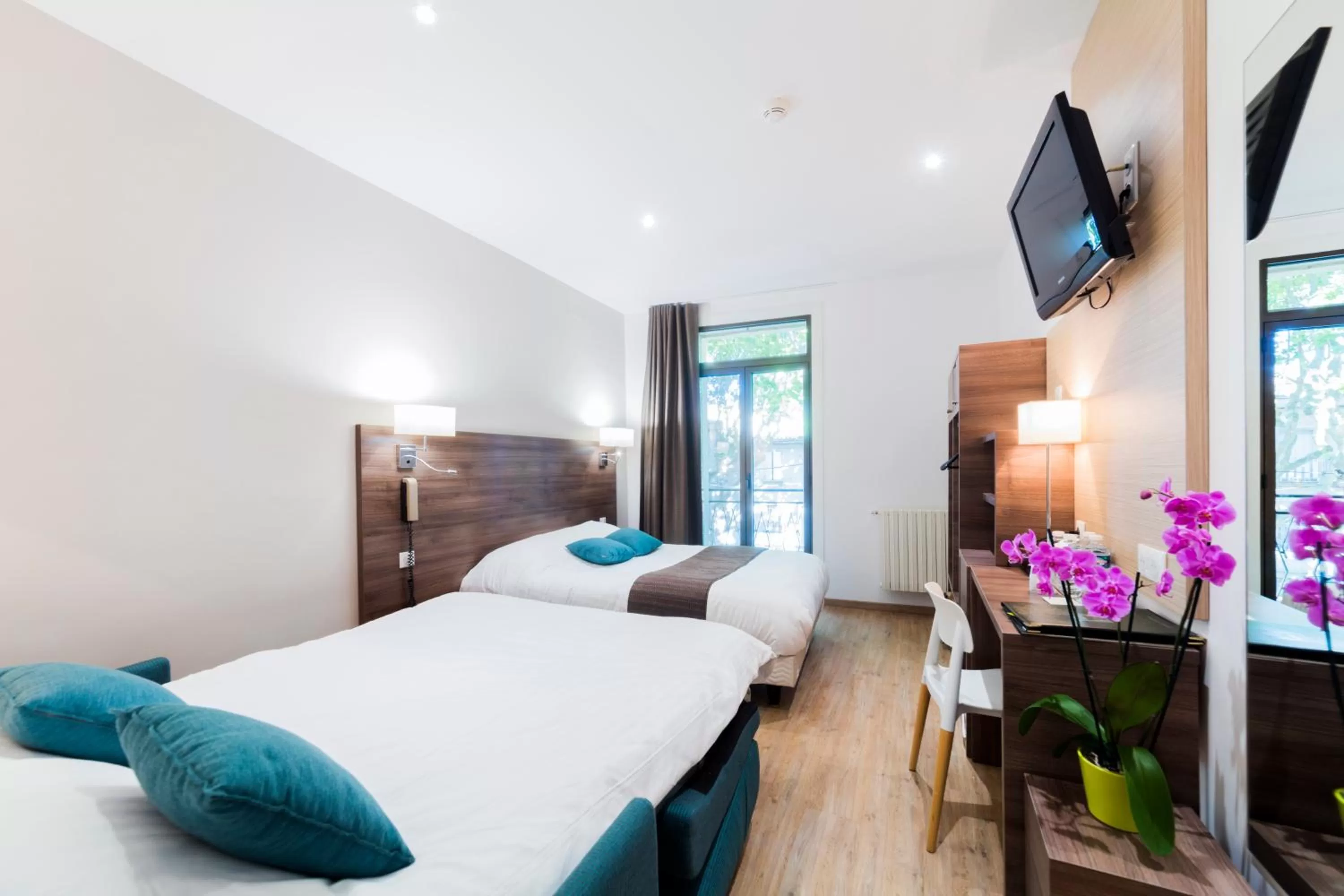 Premium Quadruple Room in Logis Hôtel Restaurant Le Cours