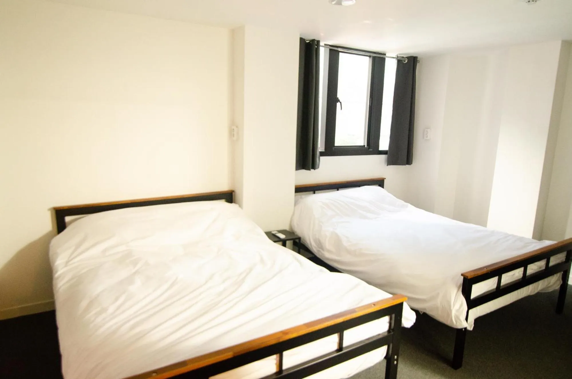 Twin Room with Private Bathroom in One Way Guesthouse Busan
