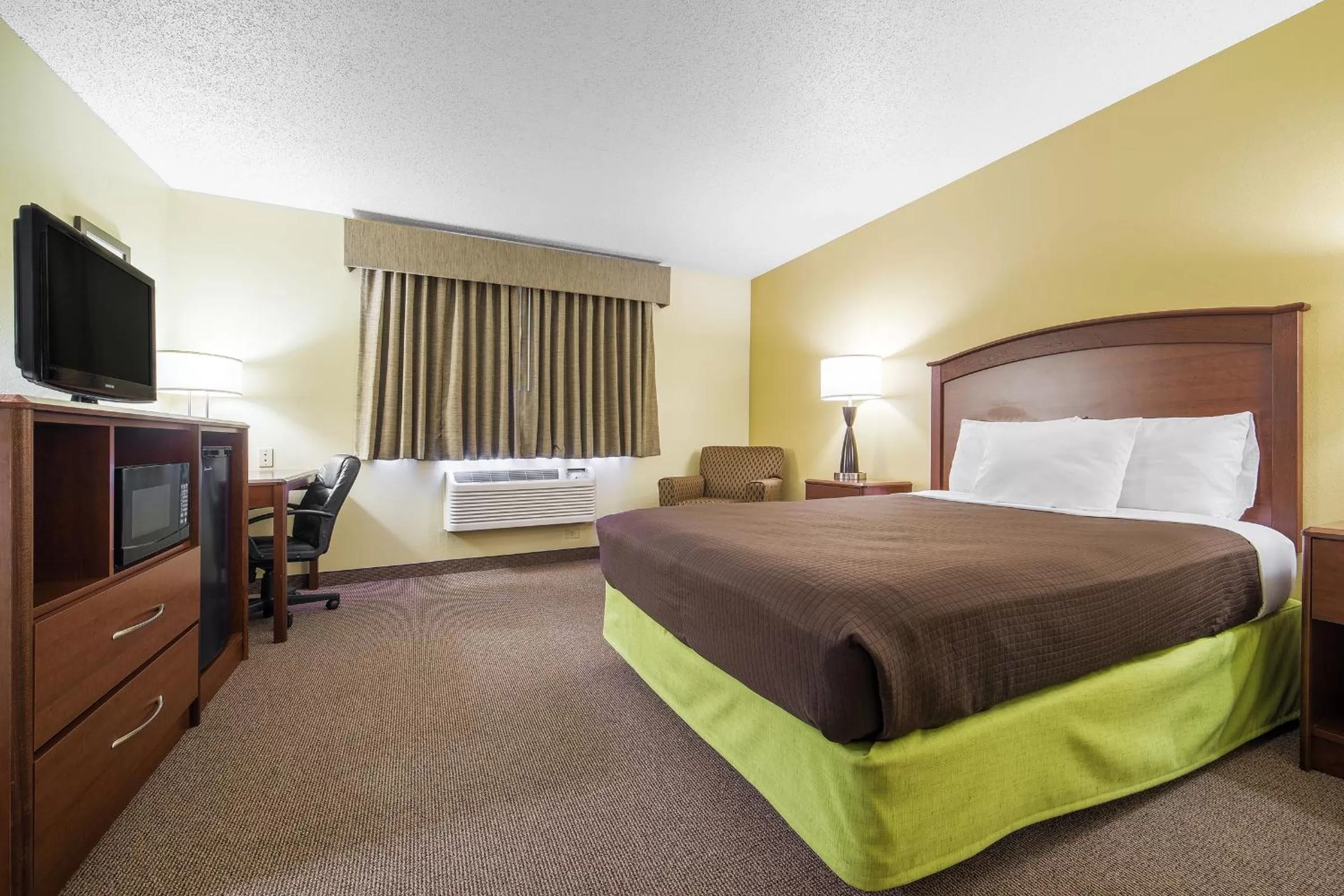 Queen Room - Non-Smoking in AmericInn by Wyndham Sioux Falls
