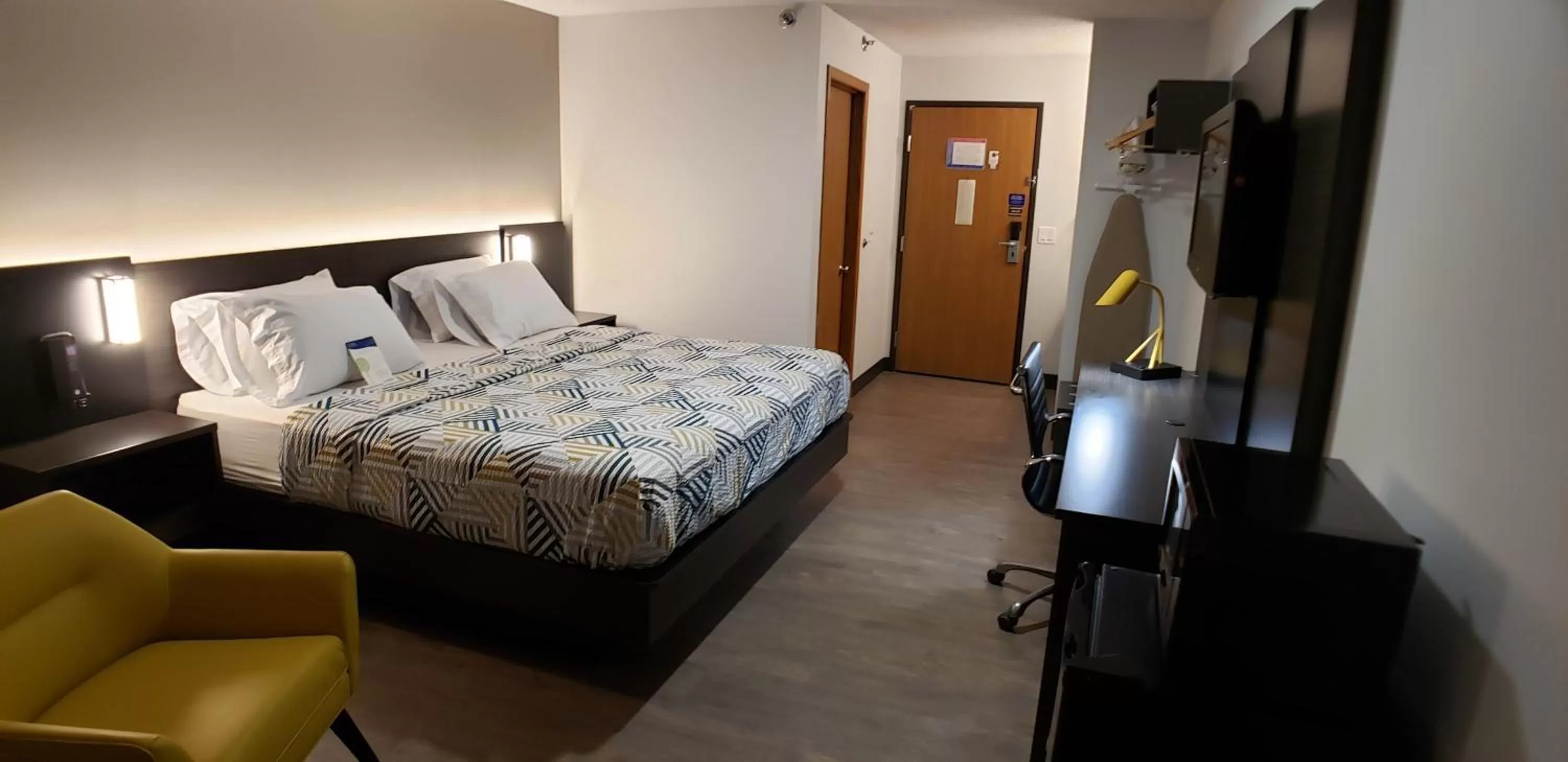 Deluxe Queen Room - Non-Smoking in Motel 6-Kewanee, IL