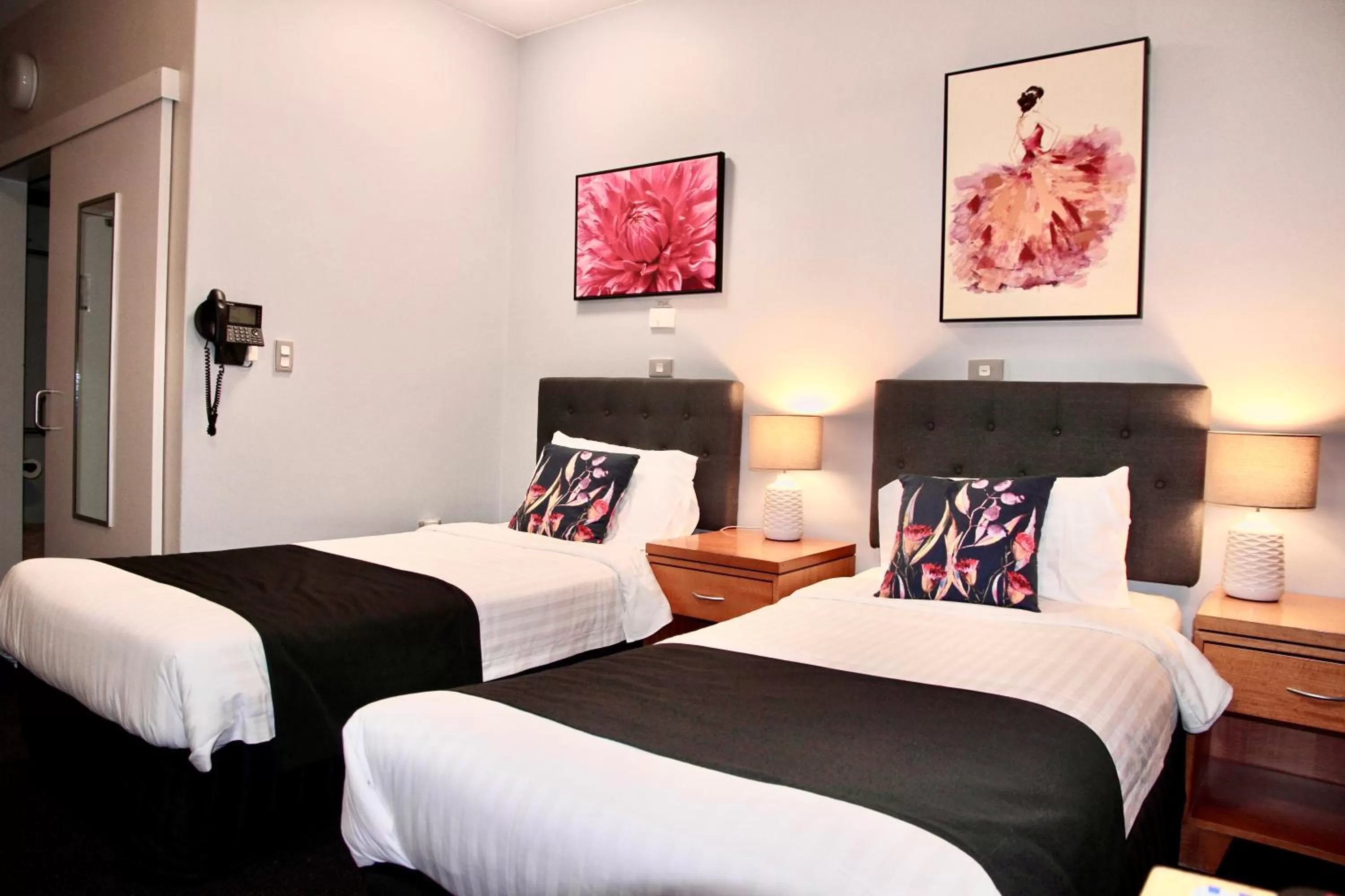 Twin Room in Mariners Court Hotel Sydney