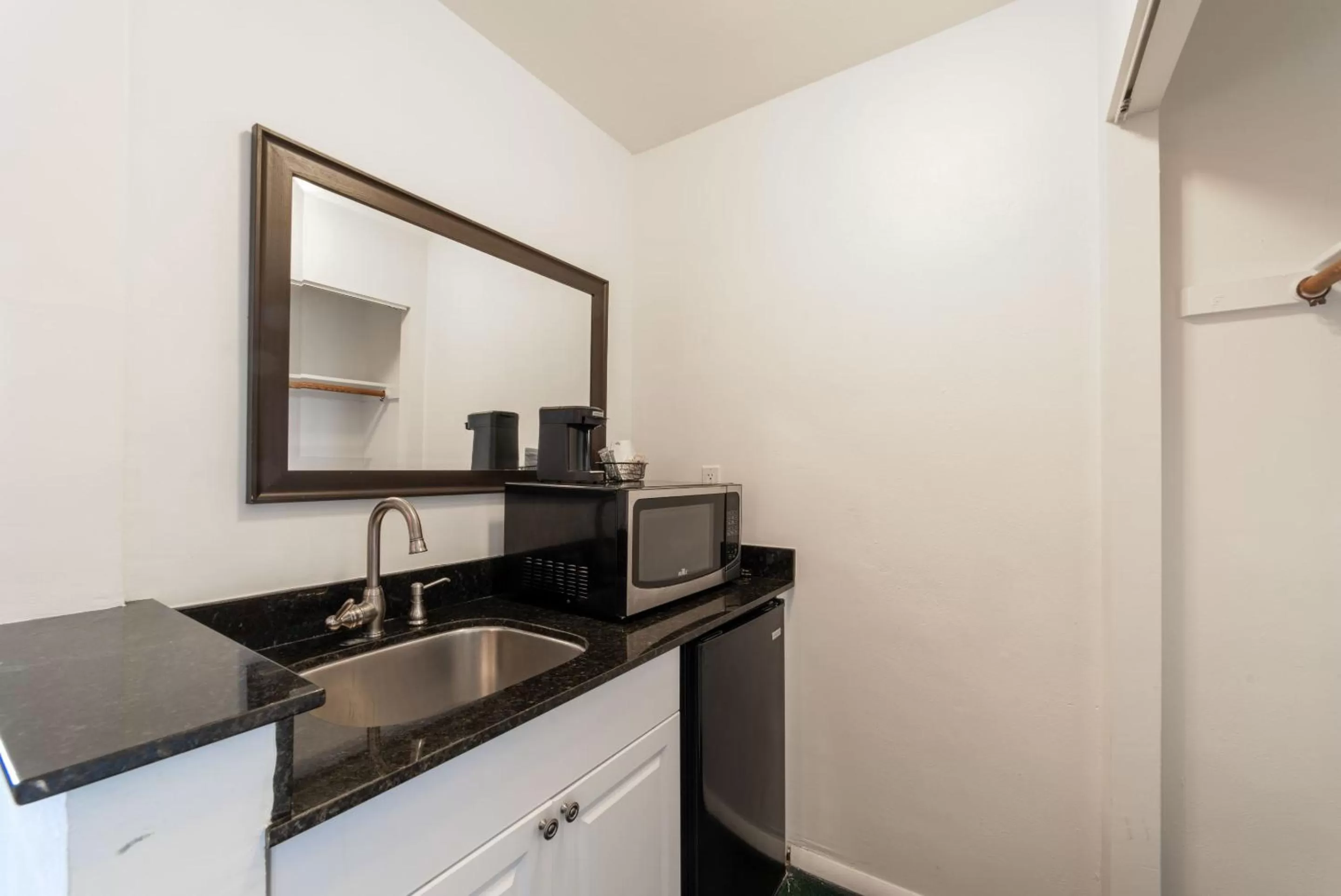 Double Room in Captain's Table Hotel by Everglades Adventures