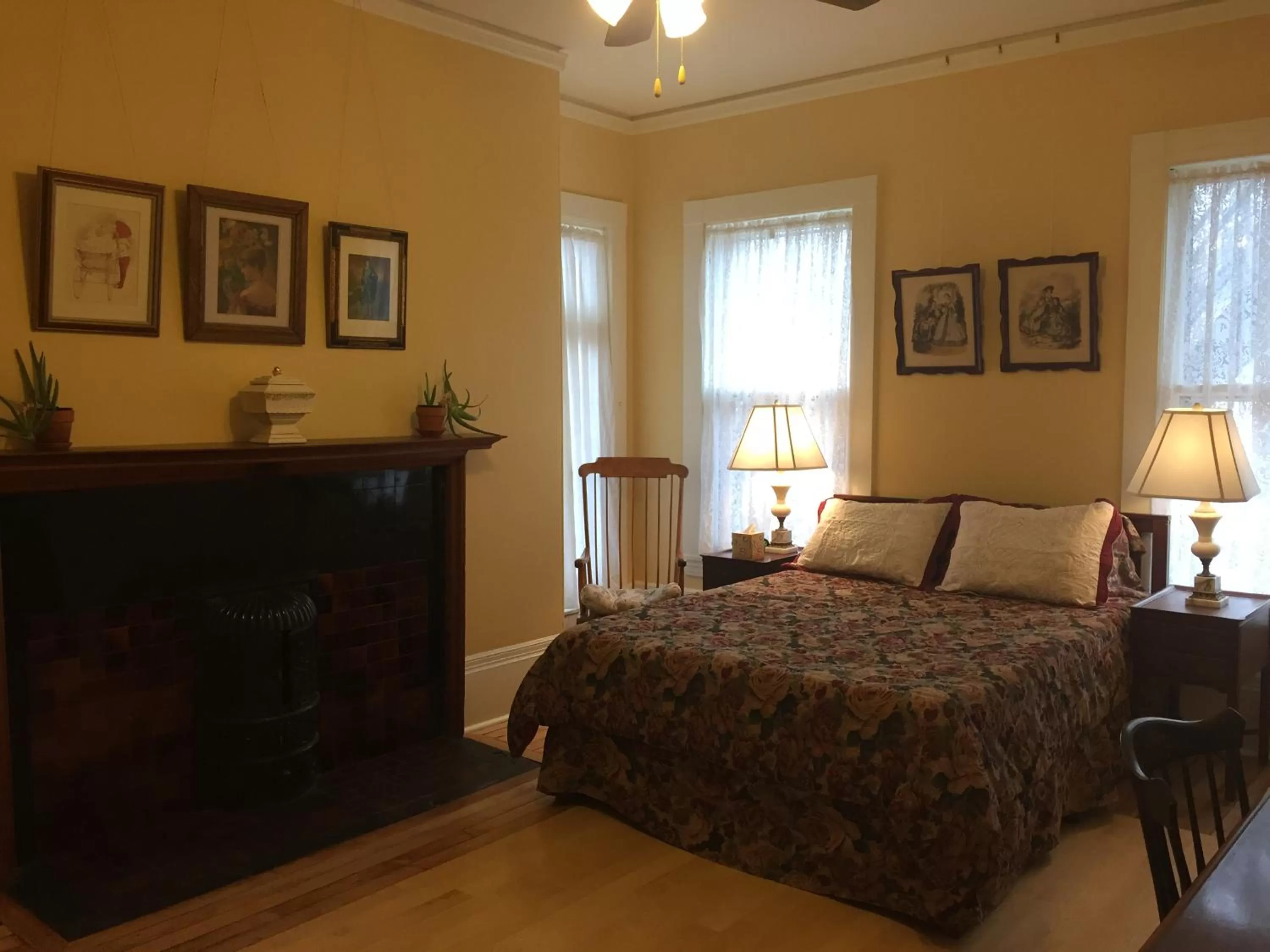 Deluxe Queen Room in Lehmann House Bed & Breakfast