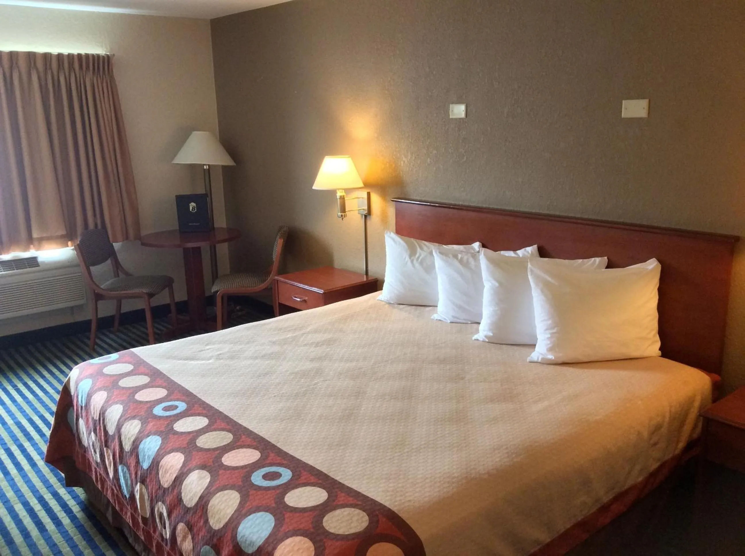 King Room - Non-Smoking in Super 8 by Wyndham Marshalltown