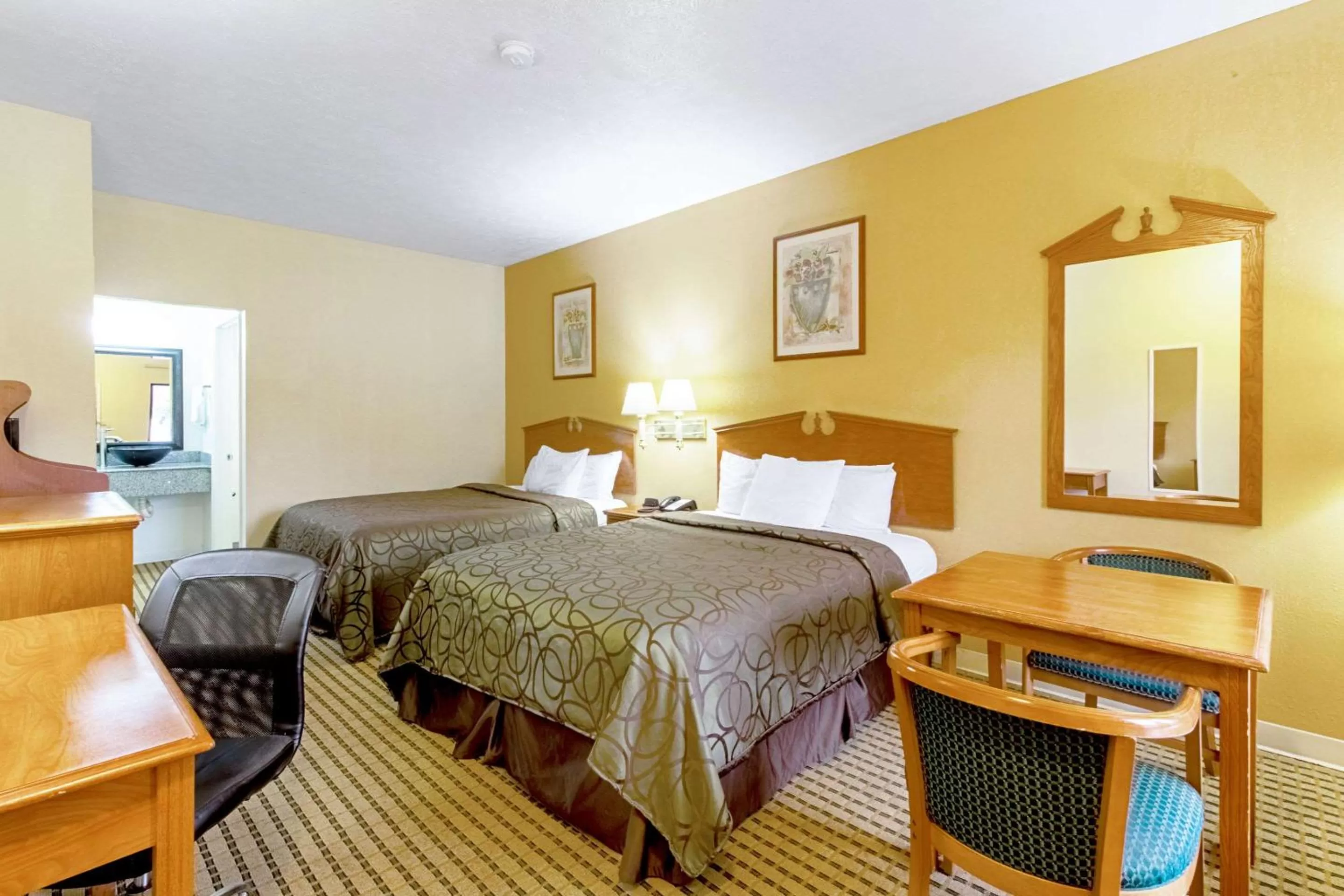Queen Room with Two Queen Beds - Smoking in Quality Inn & Suites Dickson