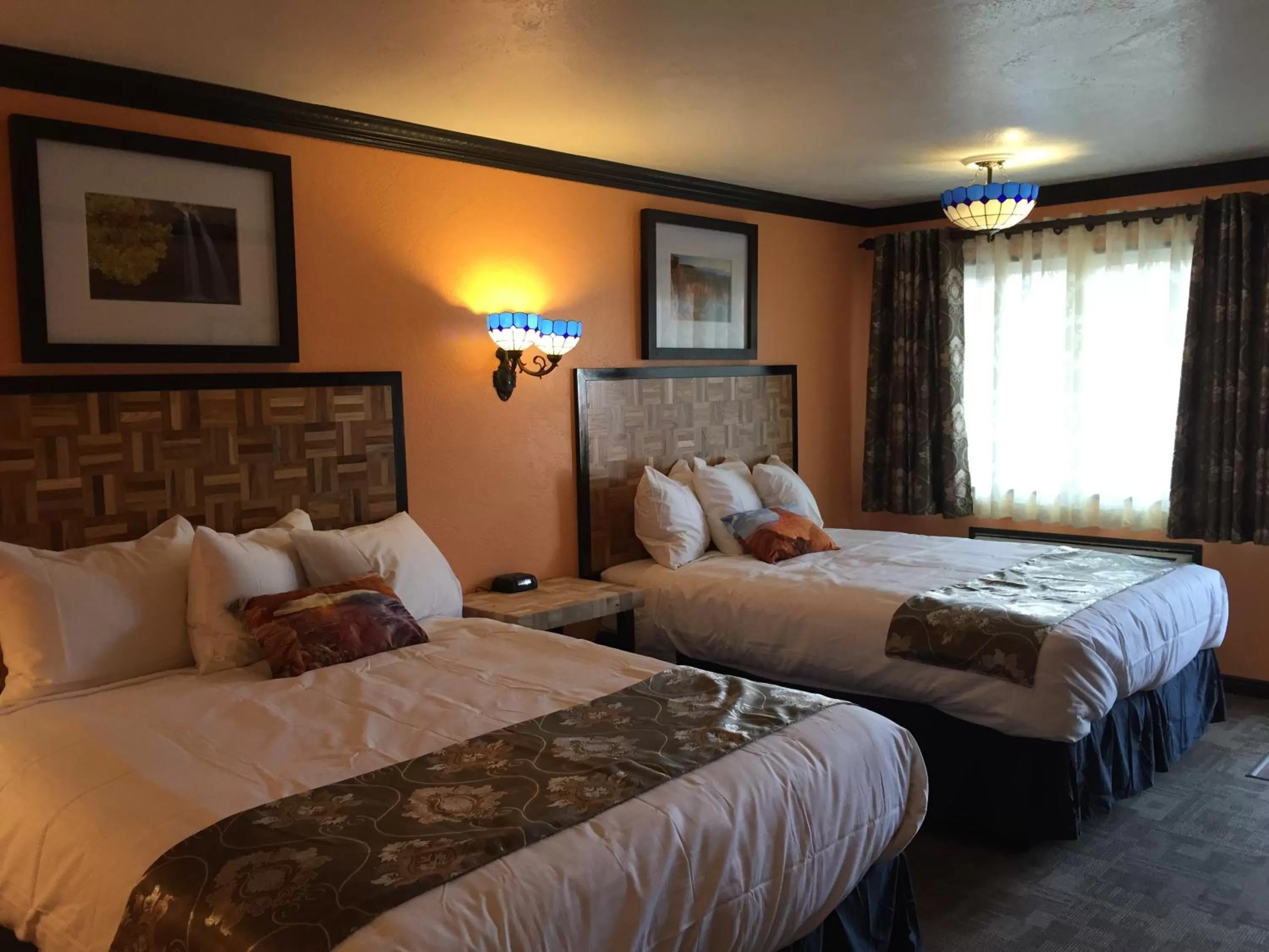 Queen Room with Two Queen Beds in Mountain View Lodge