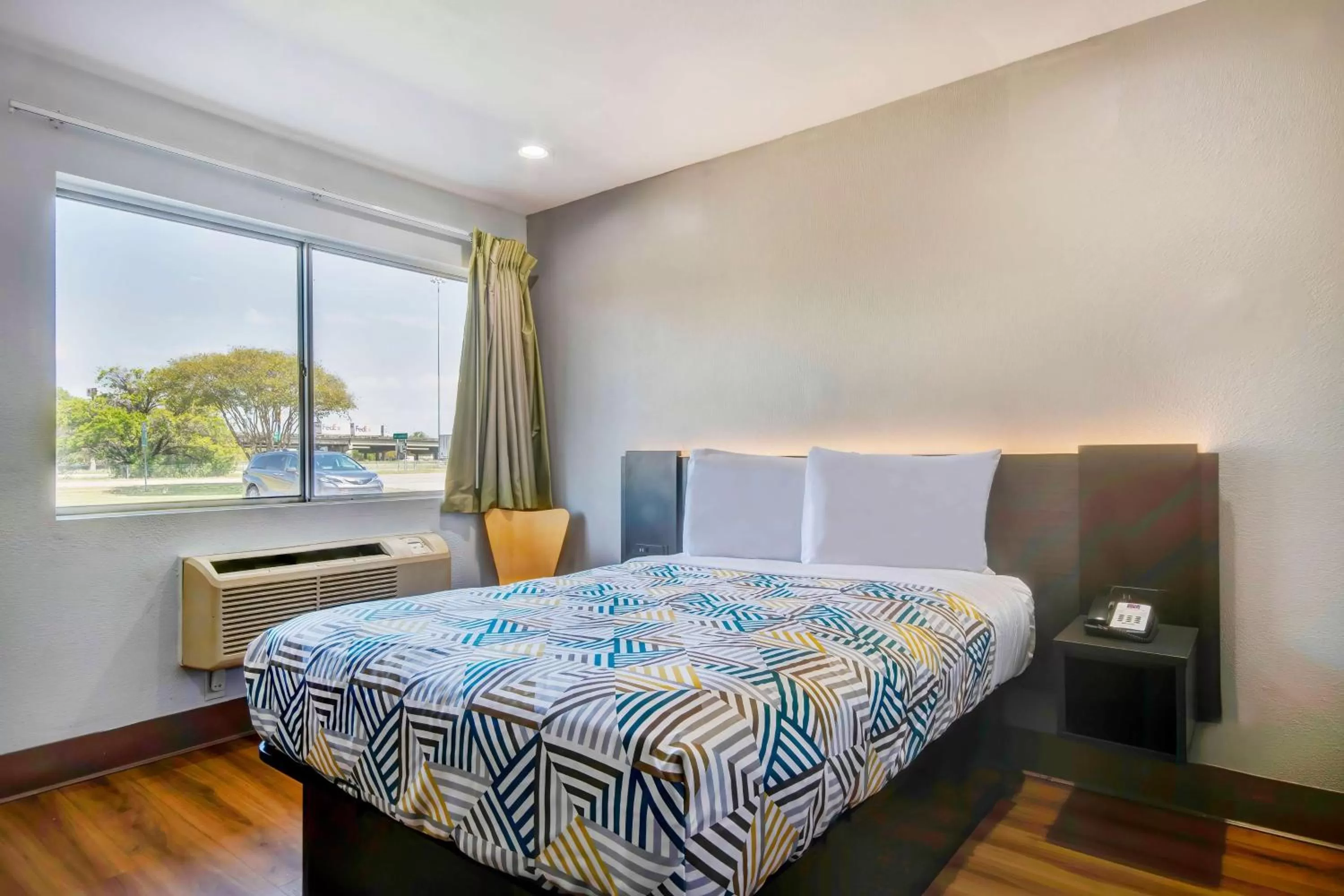 Queen Room - Disability Access in Motel 6-Port Allen, LA - Baton Rouge