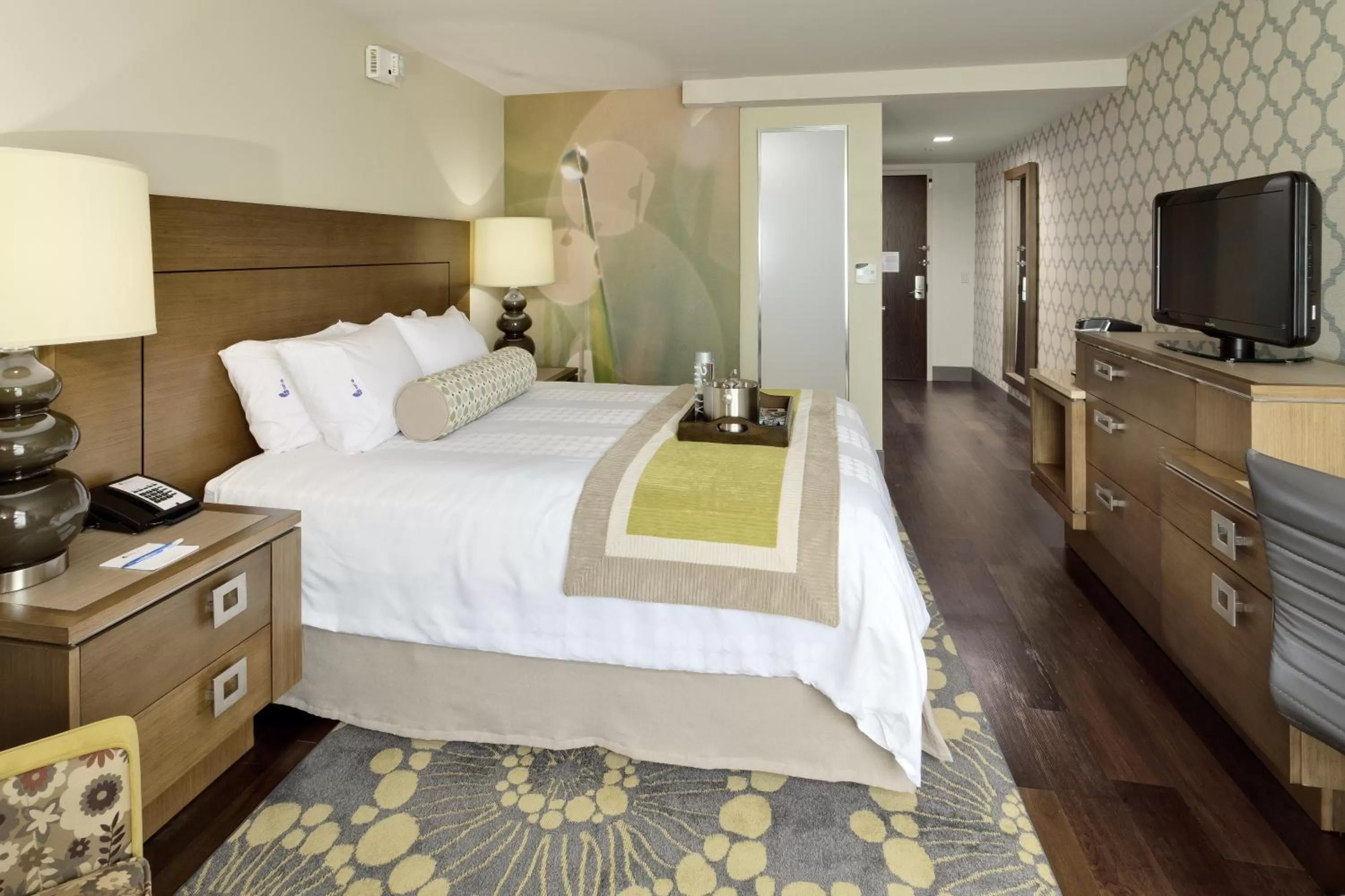 Double Room - Mobility Access with Roll-in Shower in Hotel Indigo Long Island - East End by IHG