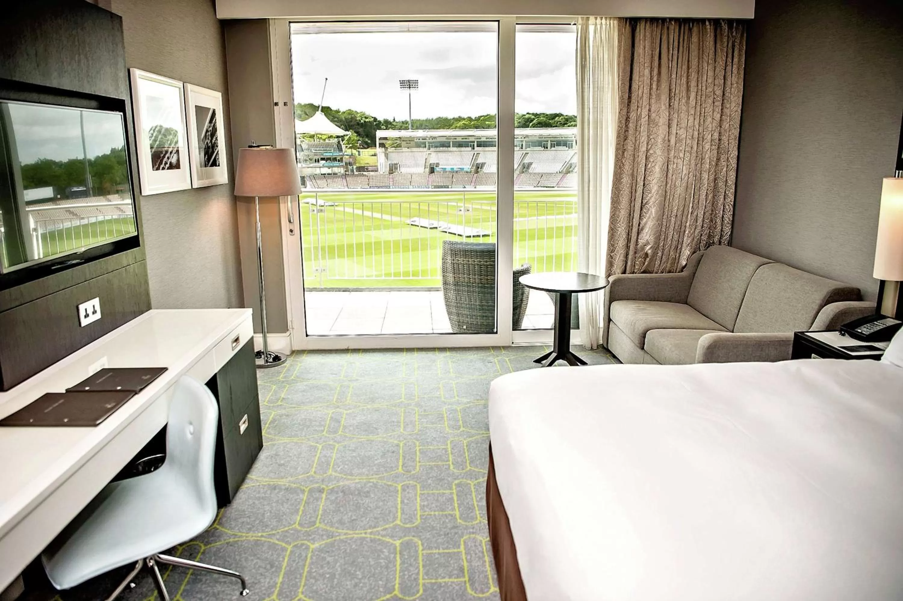 Deluxe Queen Room in Hilton Southampton - Utilita Bowl