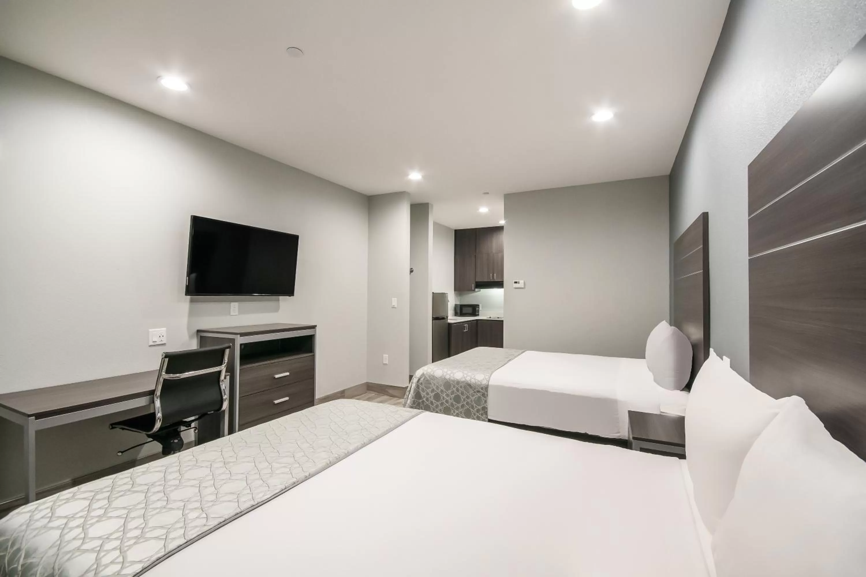 2 Queen Beds  in Americas Best Value Inn & Suites Northeast Houston Downtown I-610