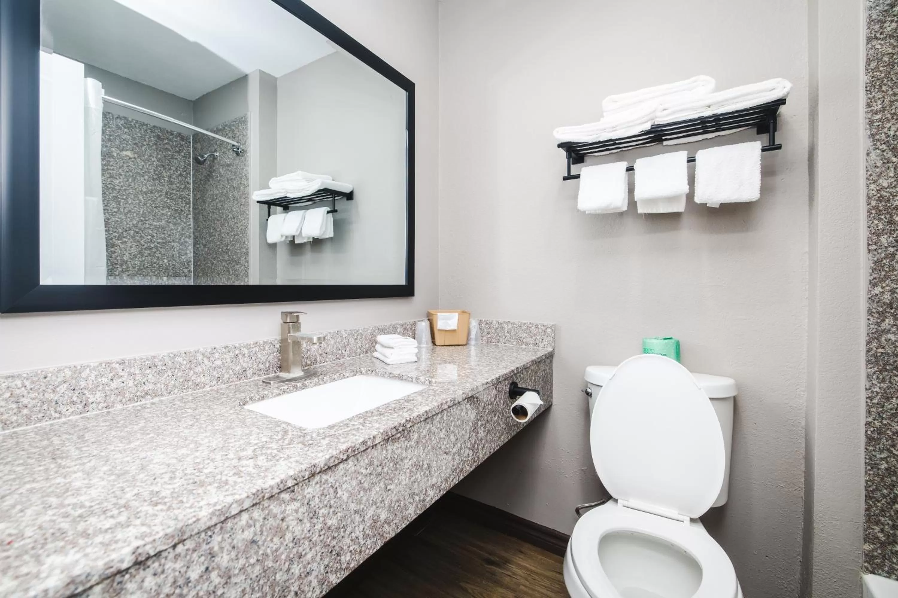 Deluxe Queen Room with Two Queen Beds - Smoking in Studio 6 Channelview TX Baytown West