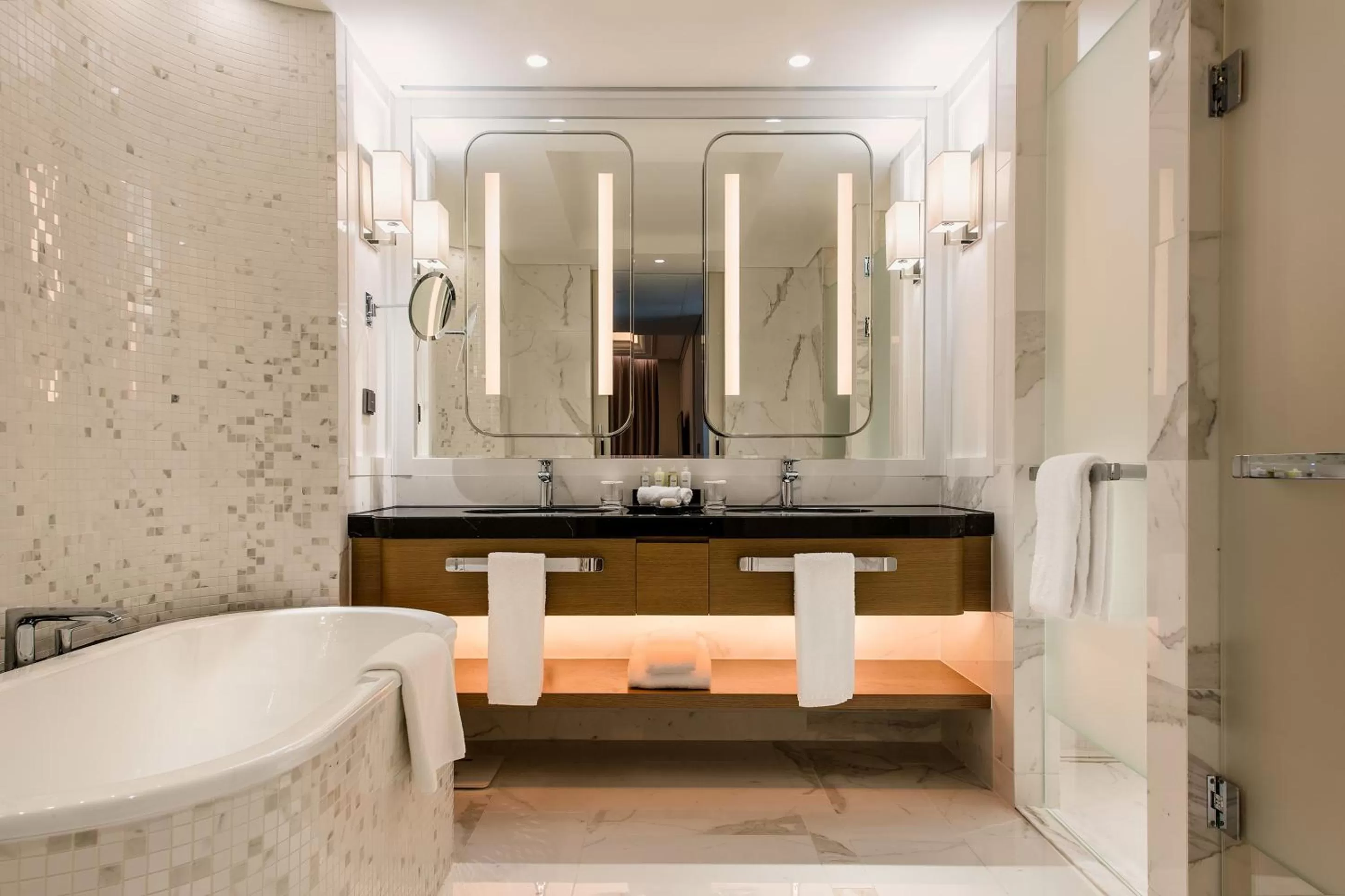 Corner Suite in Paradise City