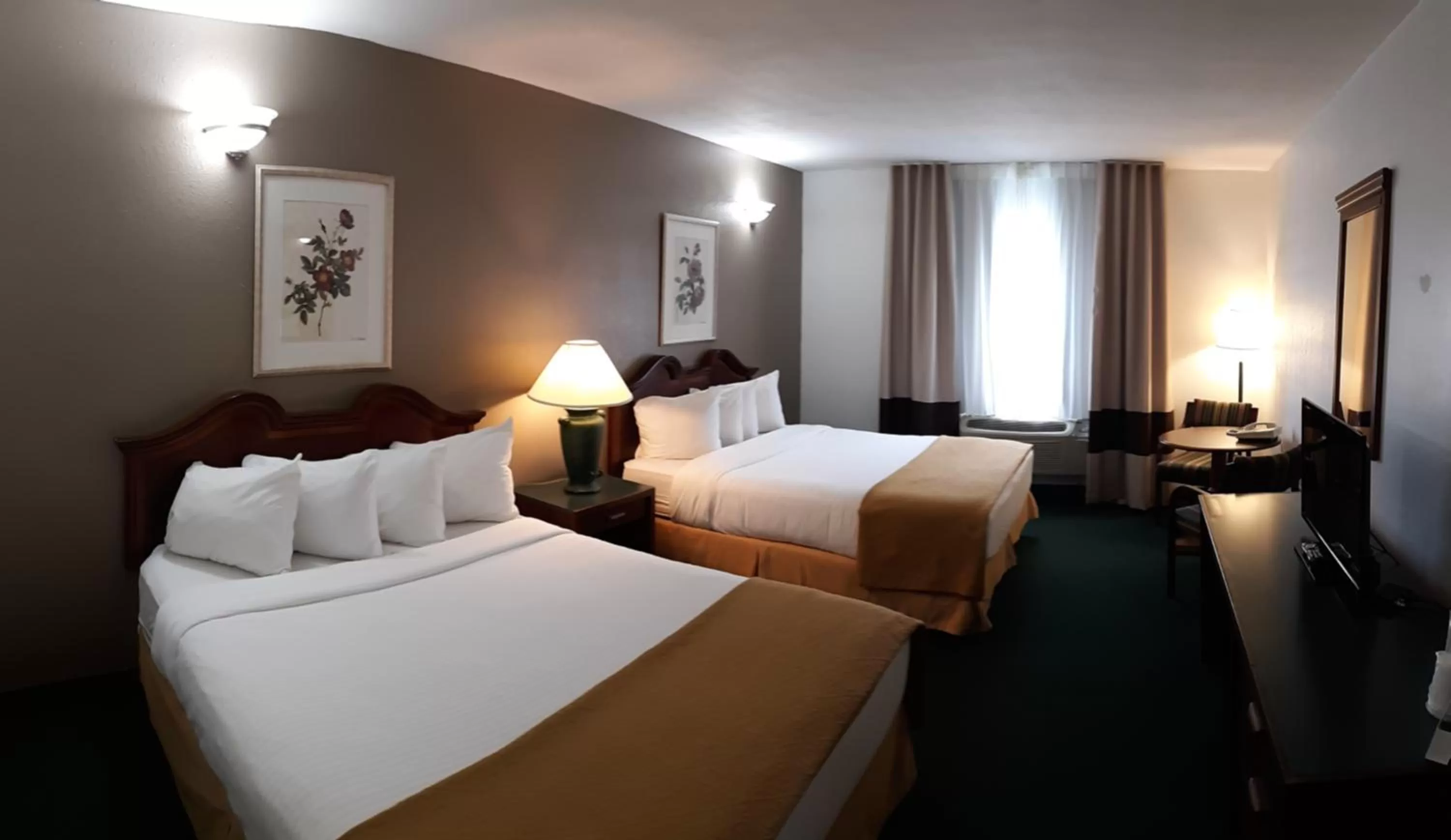 Queen Room - single occupancy in Pleasant Moose Lodge