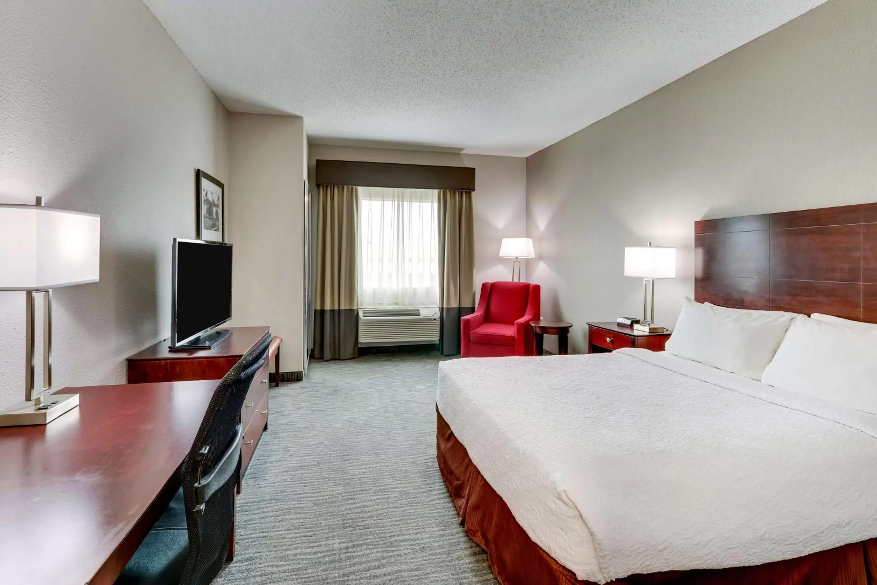 Queen Room with Roll-in Shower - Non-Smoking/Disability Access in Best Western PLUS University Inn & Suites