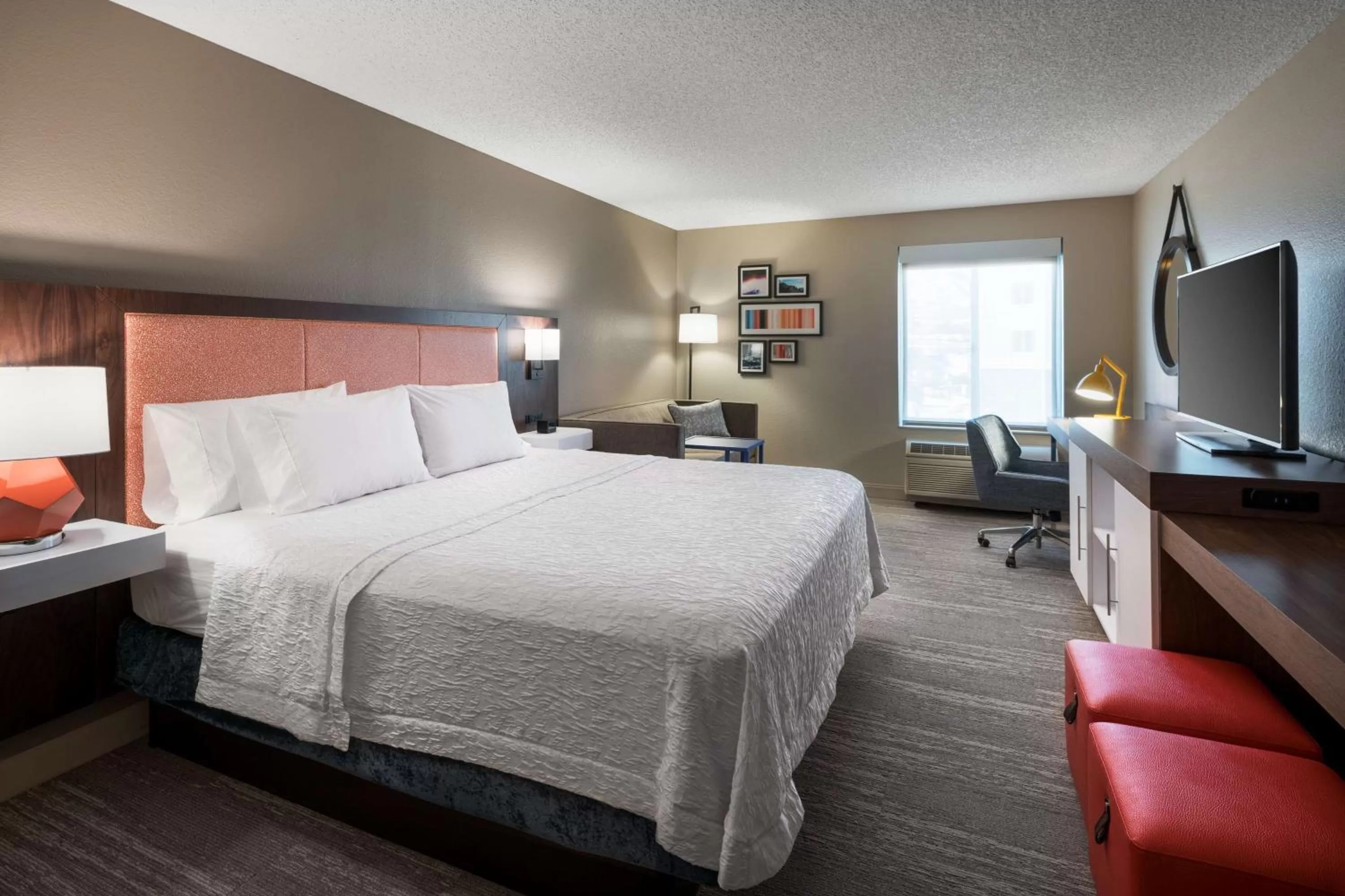 King Room with Roll-In Shower - Mobility Access/Non-Smoking in Hampton Inn Denver-West/Golden