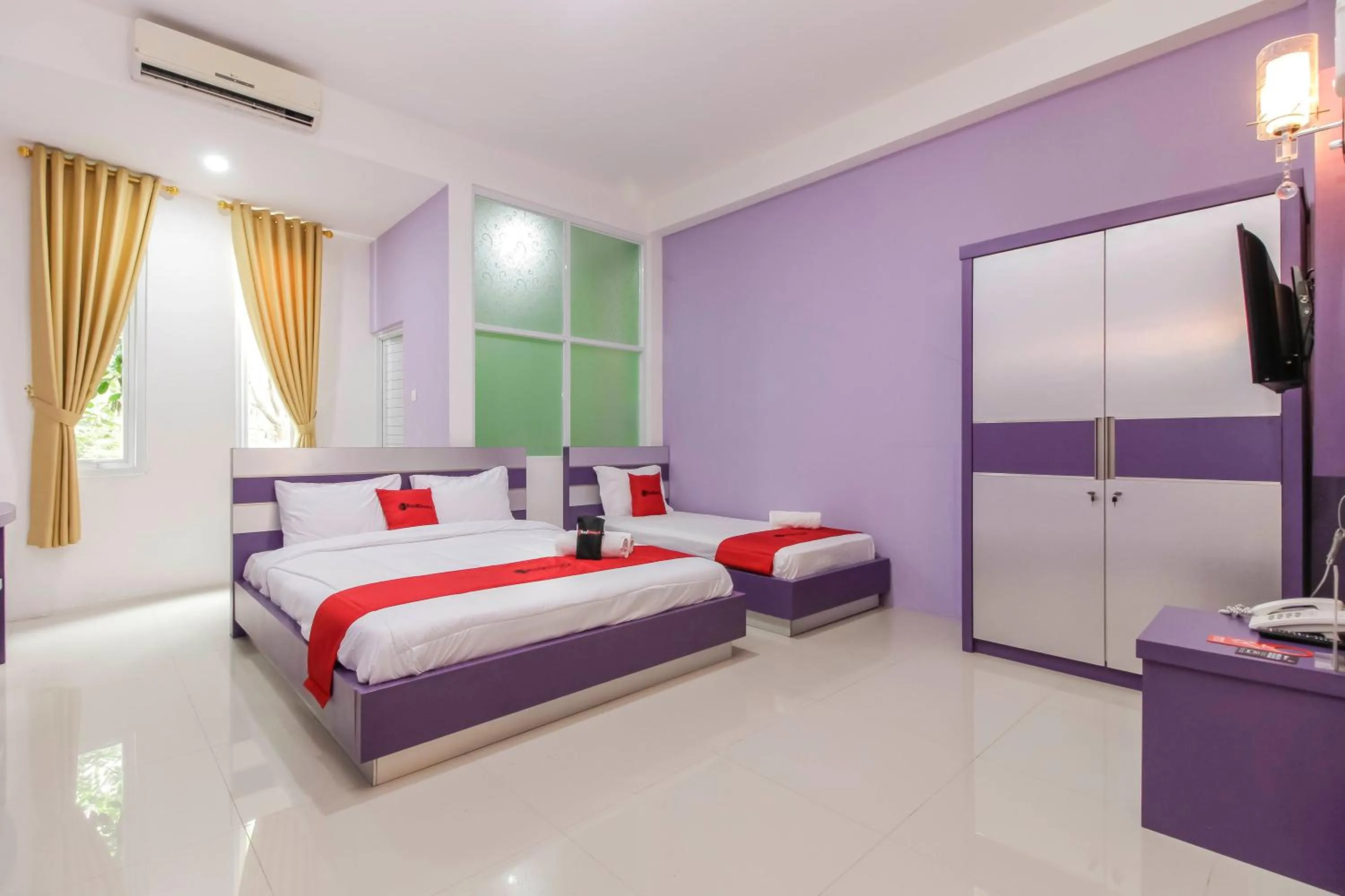 Family Room in RedDoorz Plus near Stasiun Bekasi