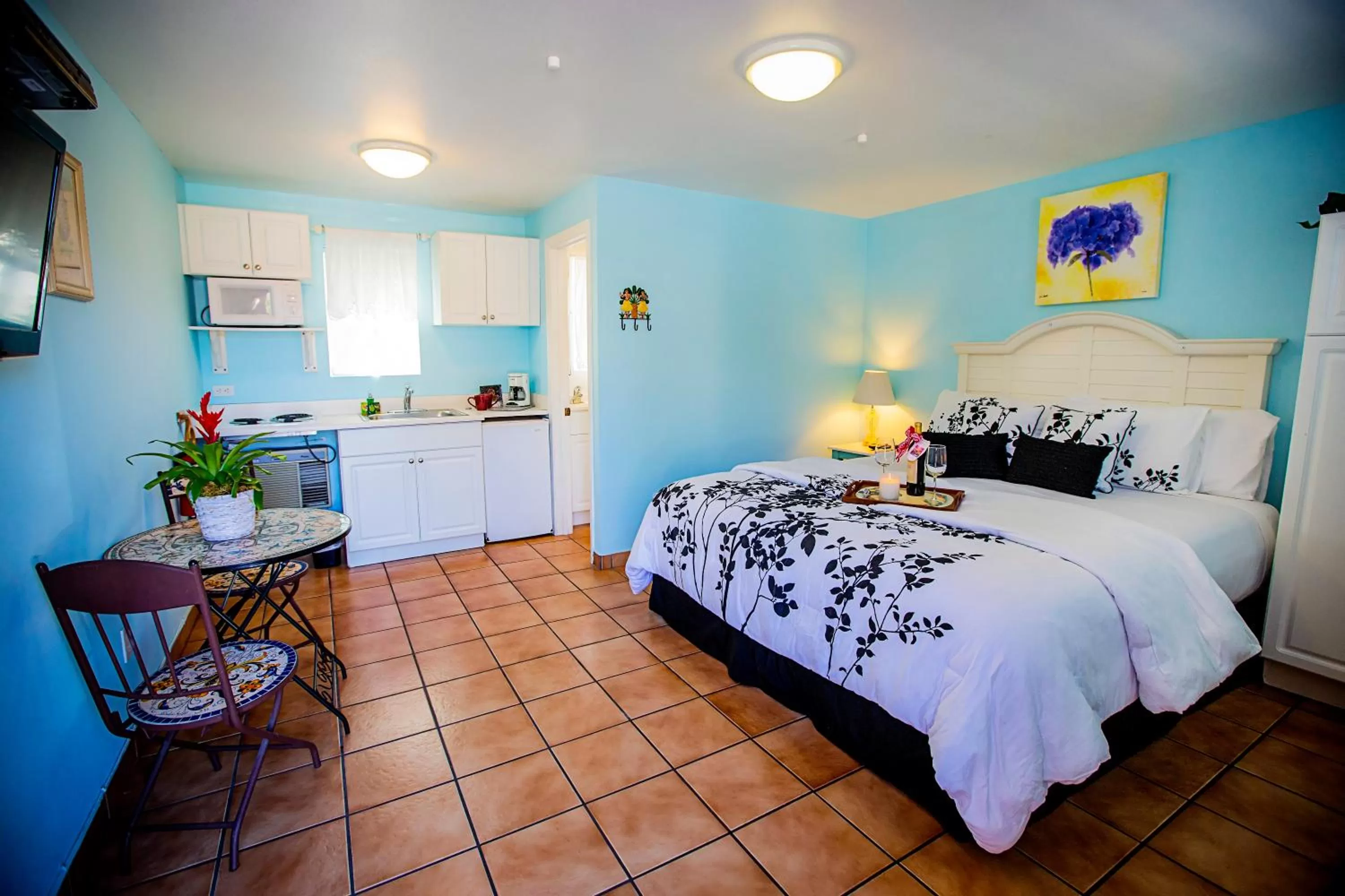 Queen Room with Kitchenette in Leucadia Beach Inn