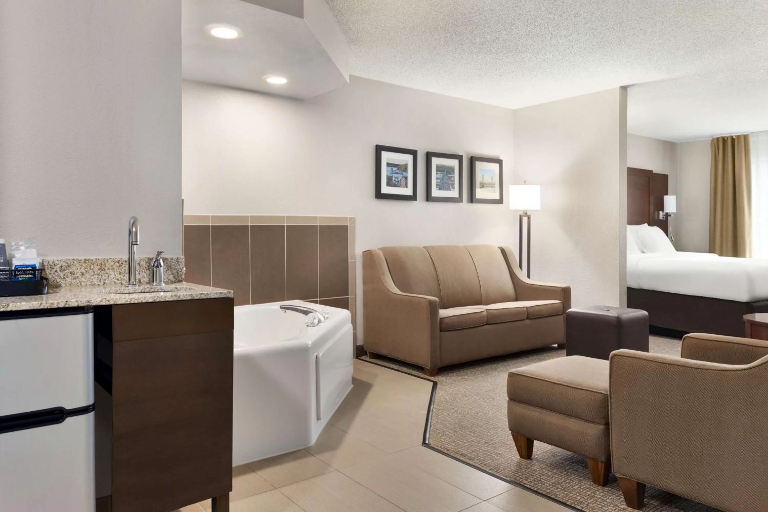 King Suite with Whirlpool - Non-Smoking in Country Inn & Suites by Radisson, Stillwater, MN