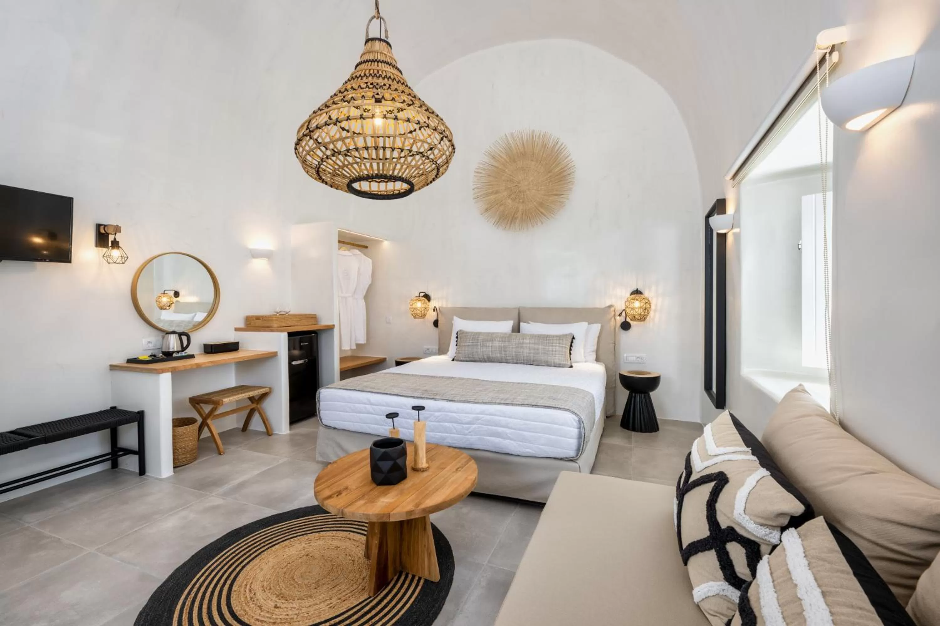 Deluxe King Room in Hill Suites